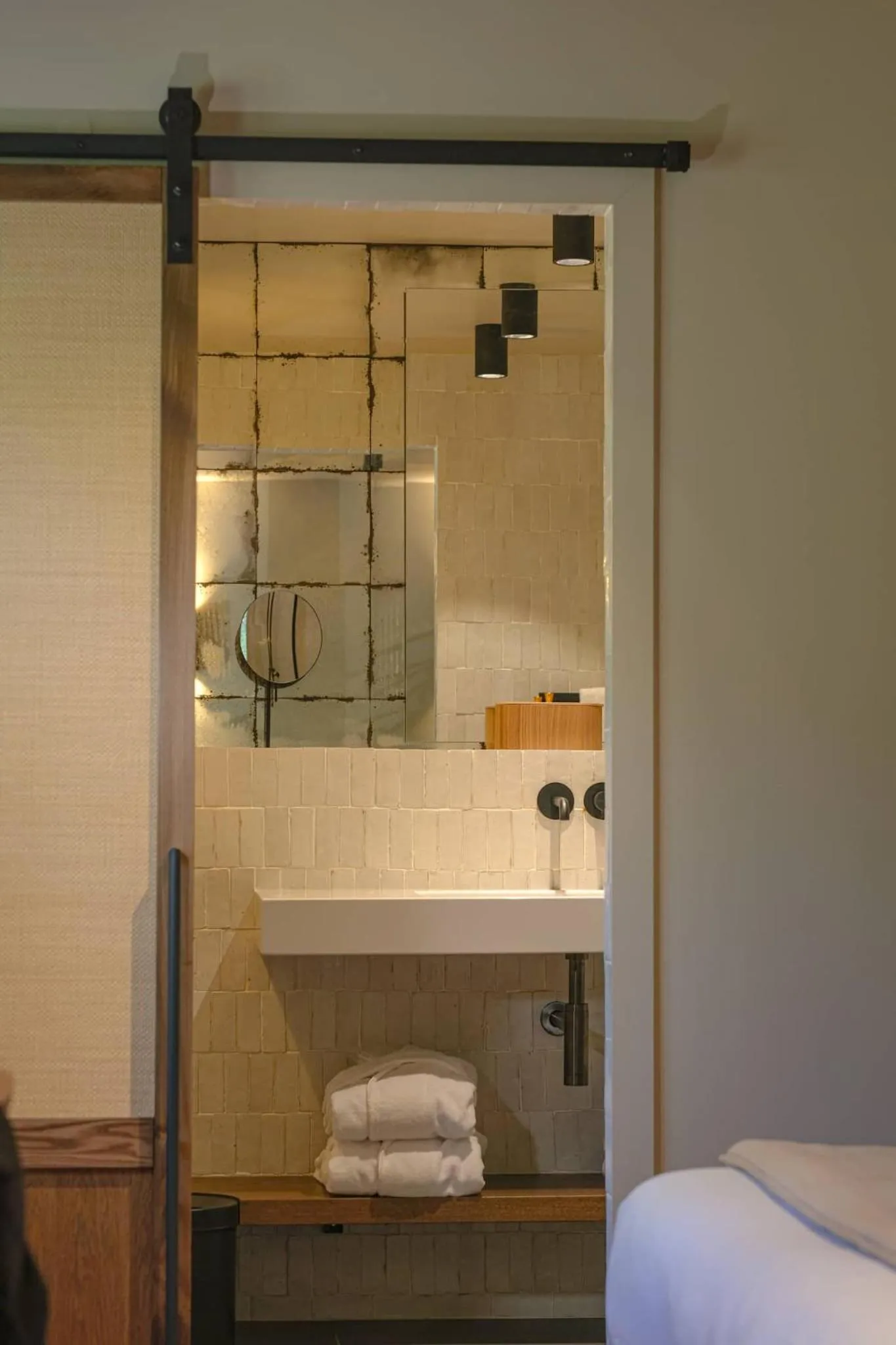 Bathroom, Bed in Les Etangs de Corot