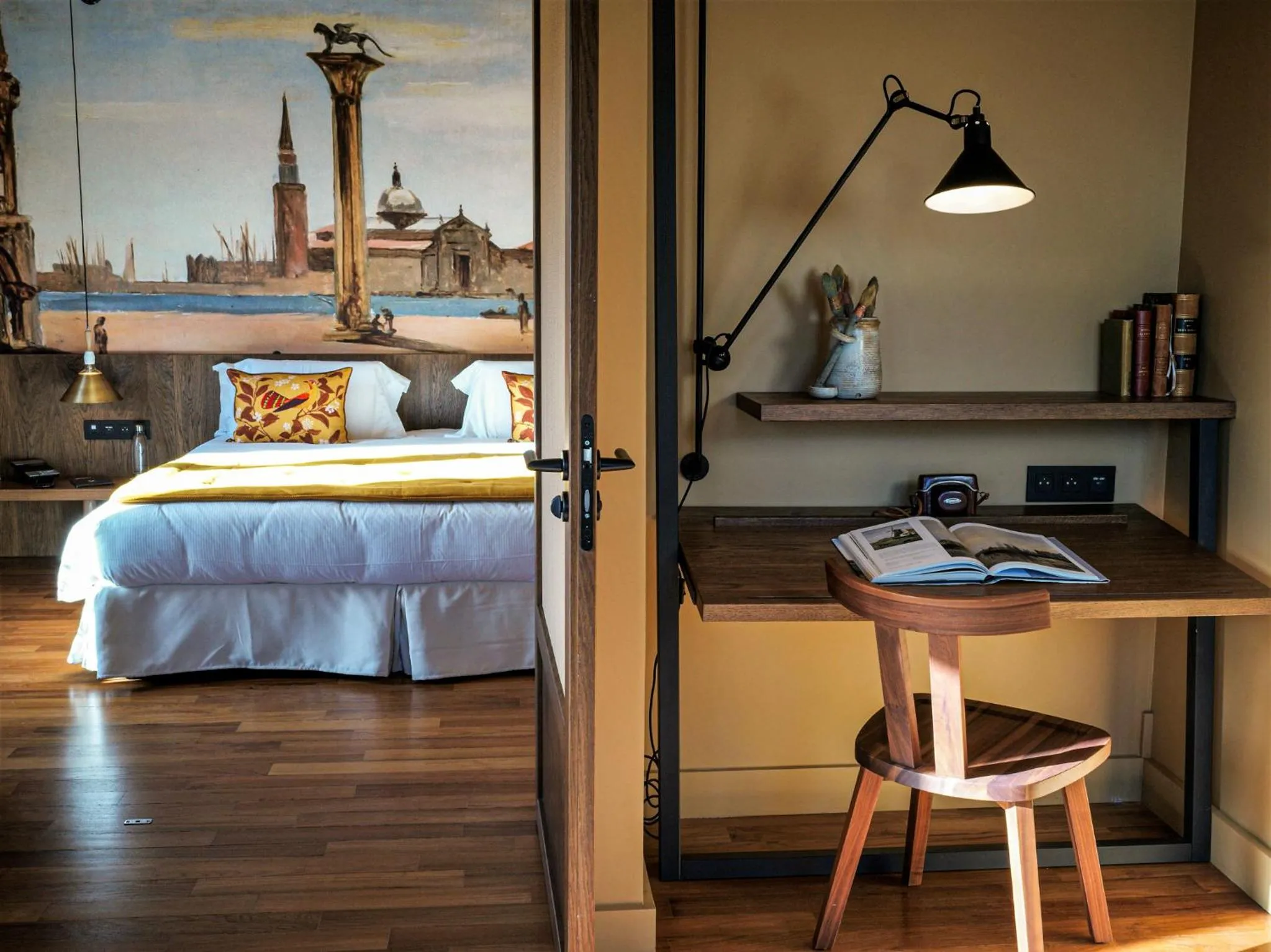 Photo of the whole room, Bed in Les Etangs de Corot