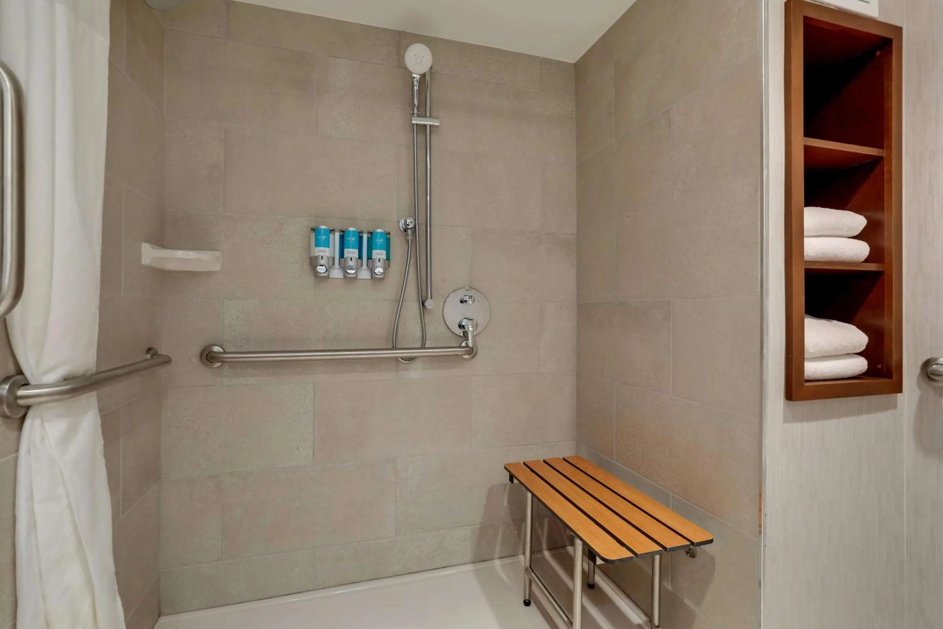 Bathroom in Drury Inn & Suites Cape Girardeau