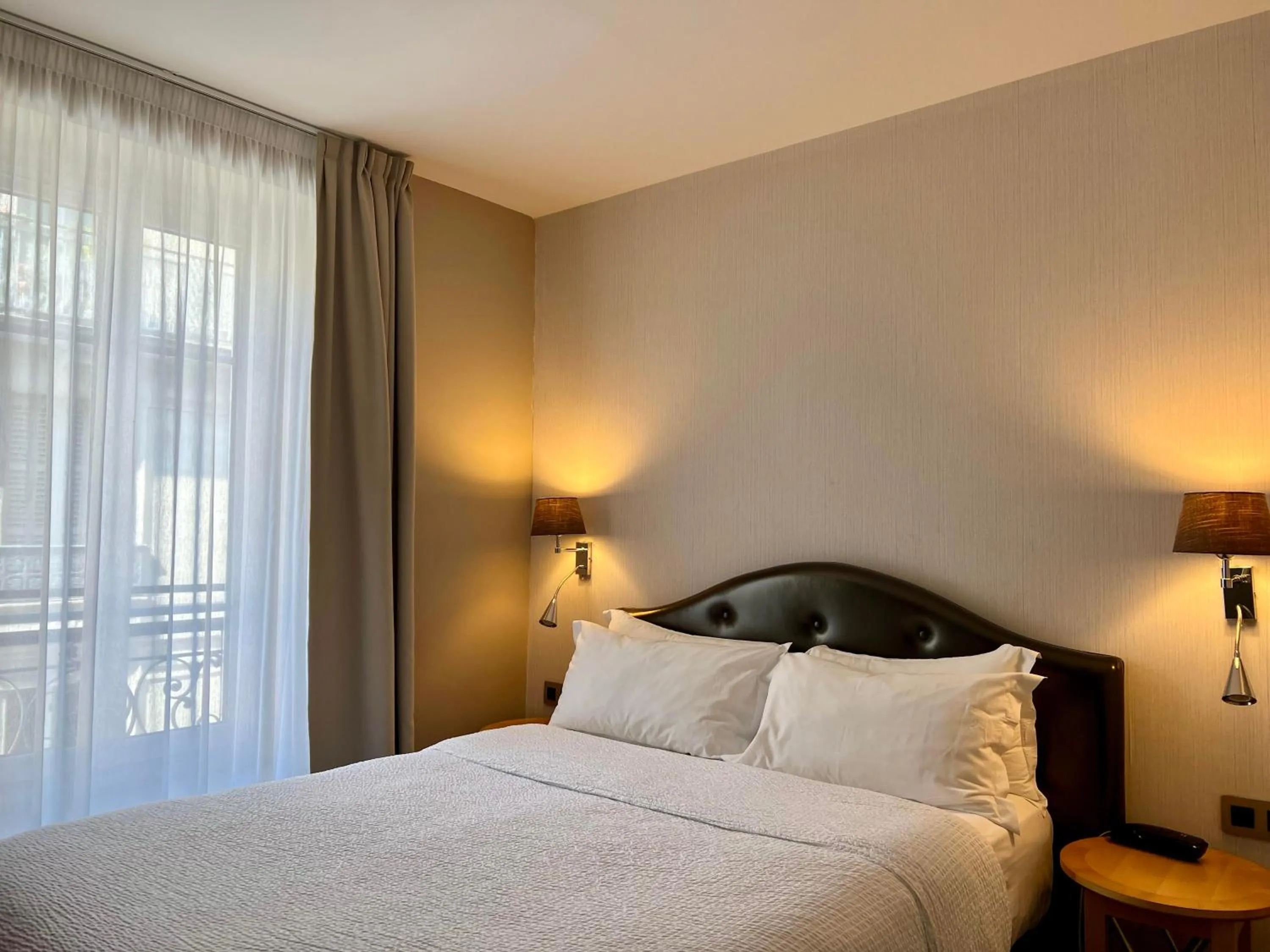 Bedroom, Bed in Hôtel Central Saint Germain