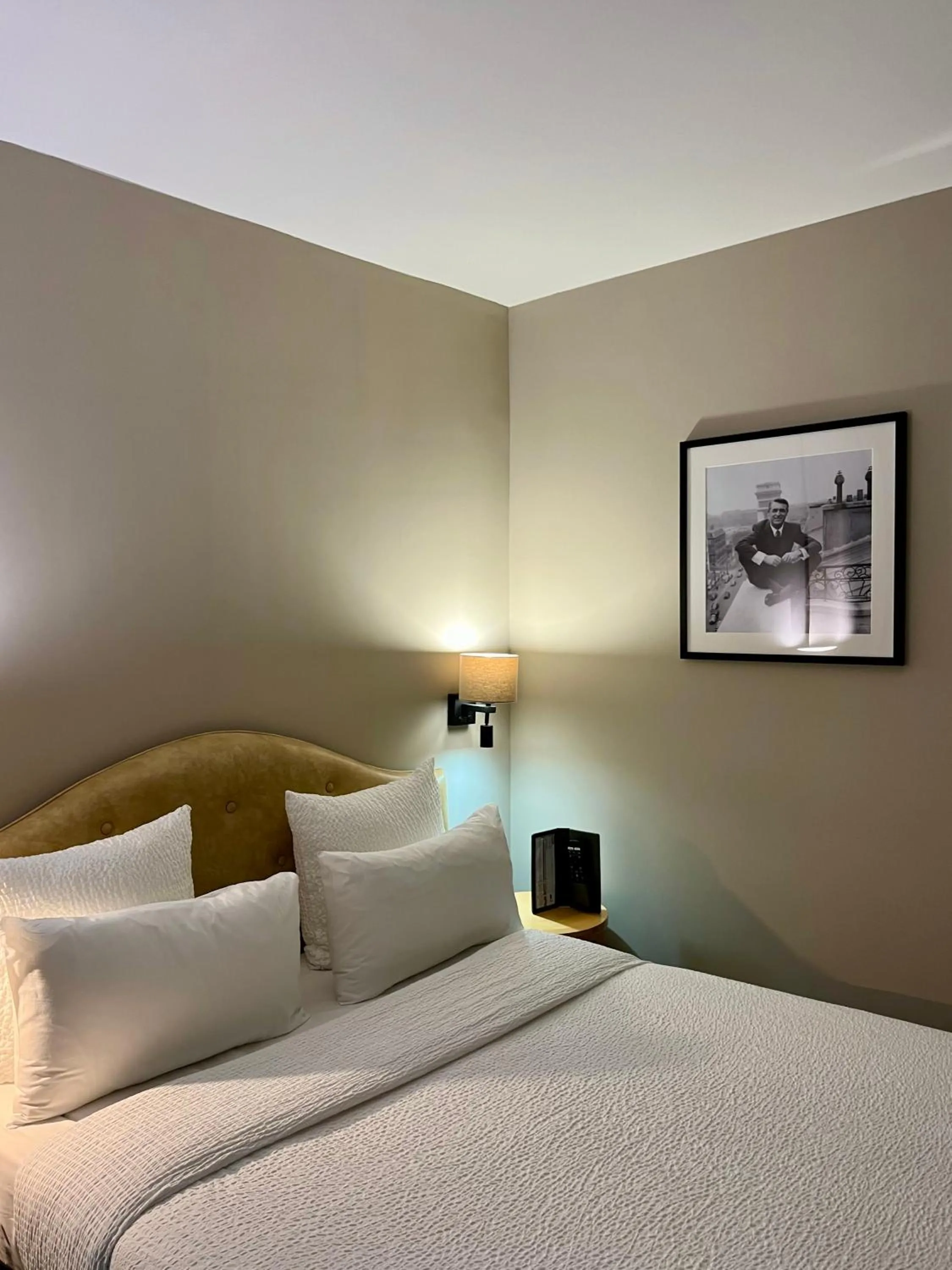 Bedroom, Bed in Hôtel Central Saint Germain