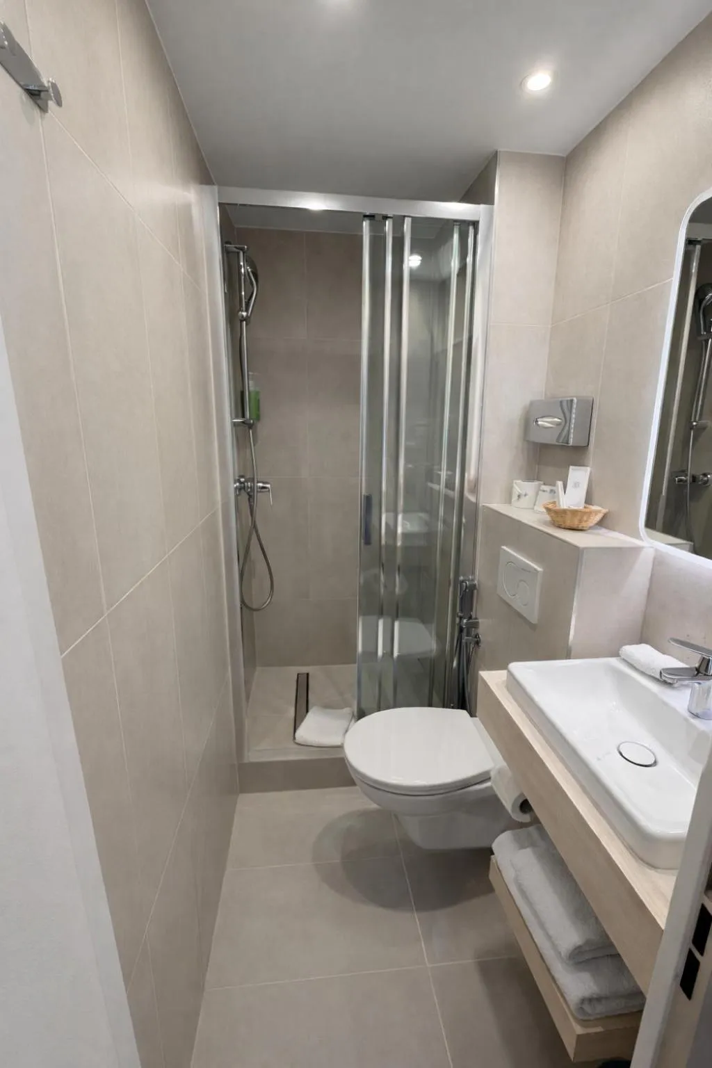 Bathroom in Hôtel Central Saint Germain