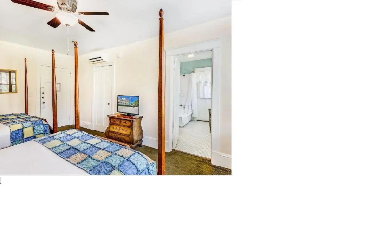 Bed in Lakeside Inn on Lake Dora