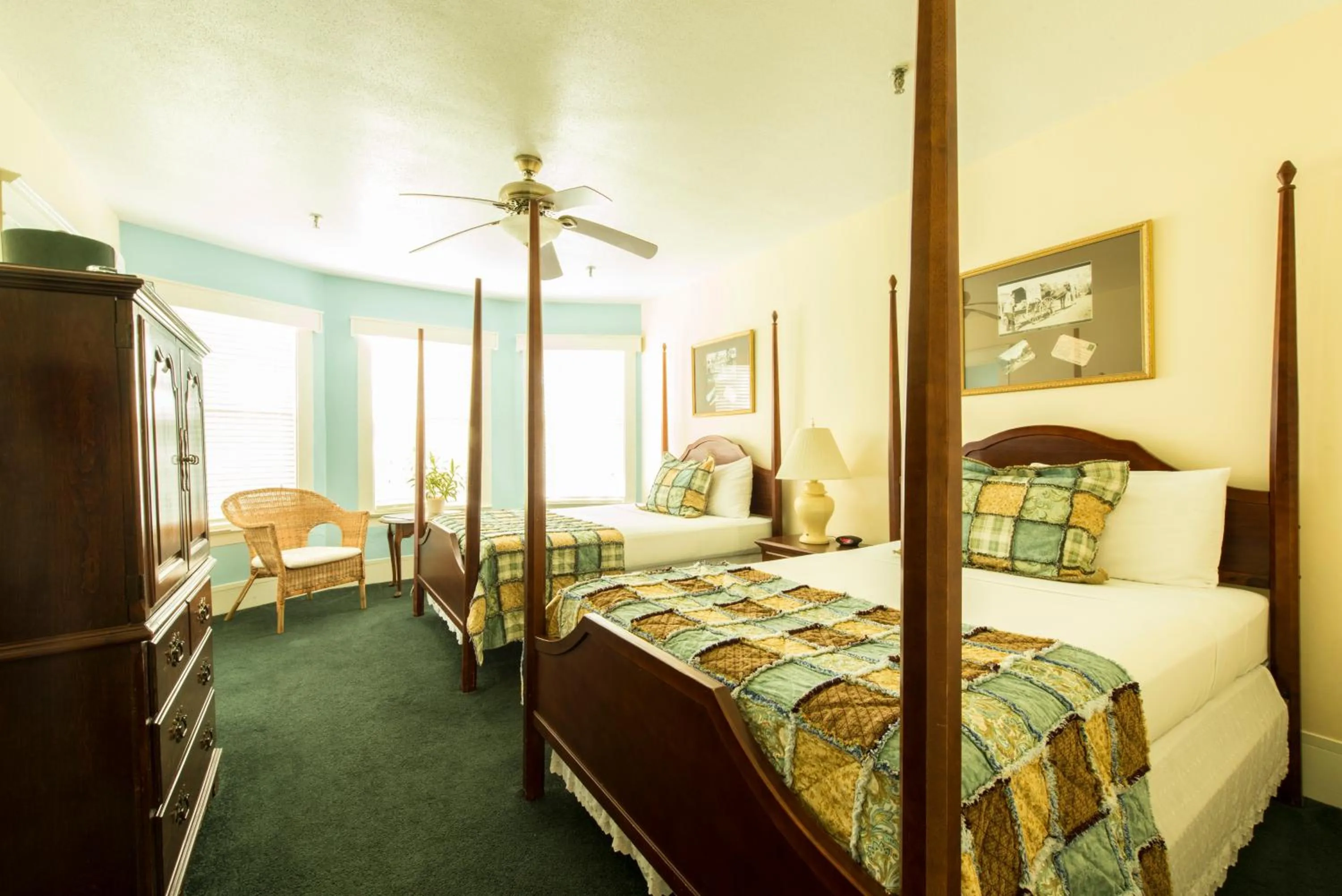 Bedroom, Bed in Lakeside Inn on Lake Dora