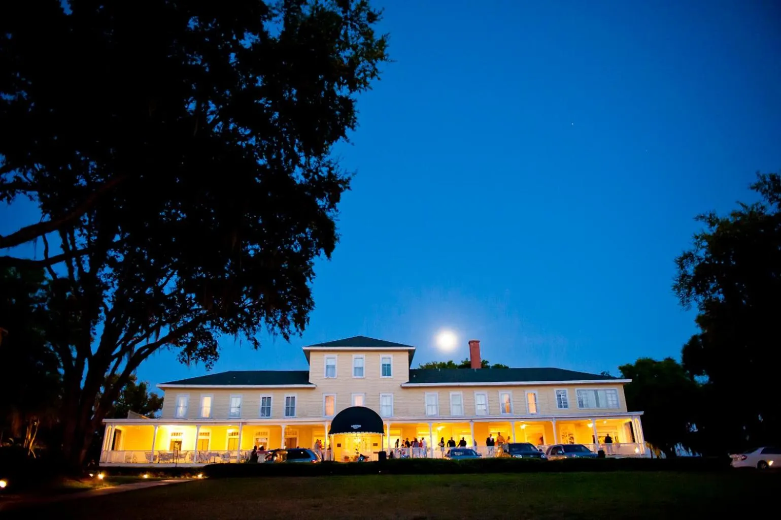 Facade/entrance in Lakeside Inn on Lake Dora