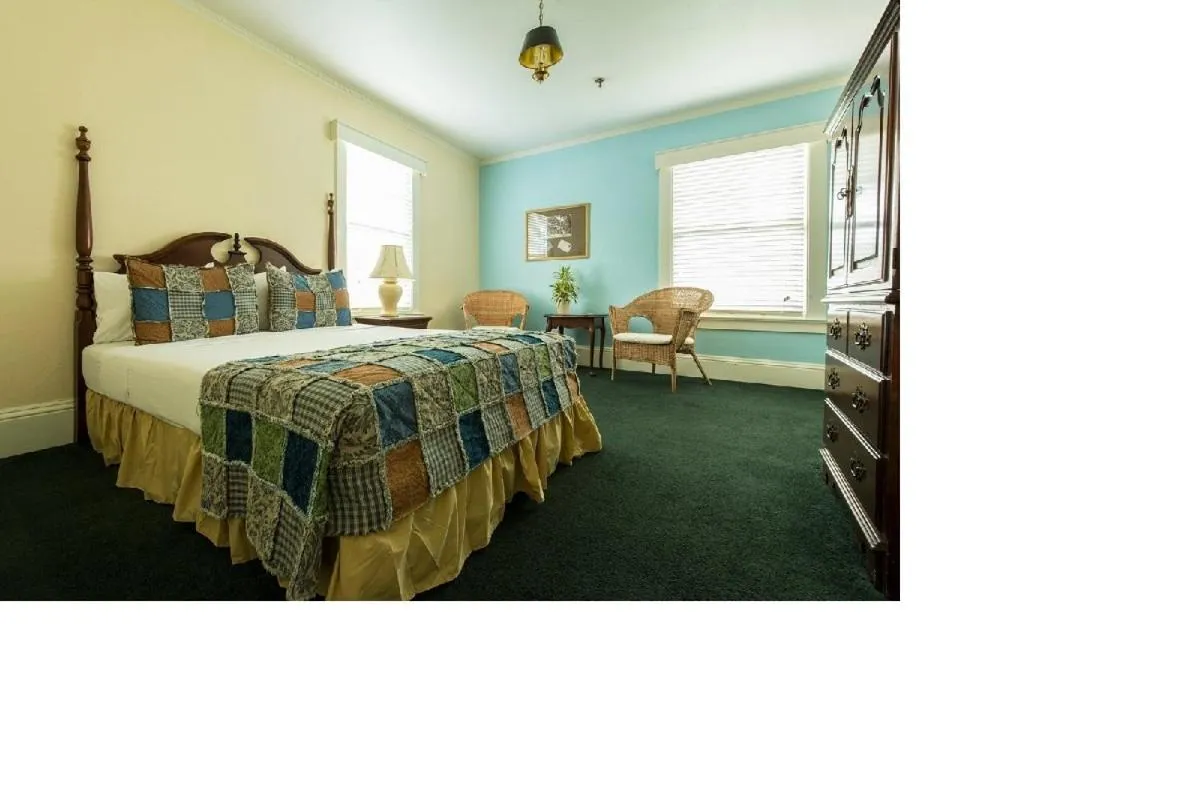 Bed in Lakeside Inn on Lake Dora