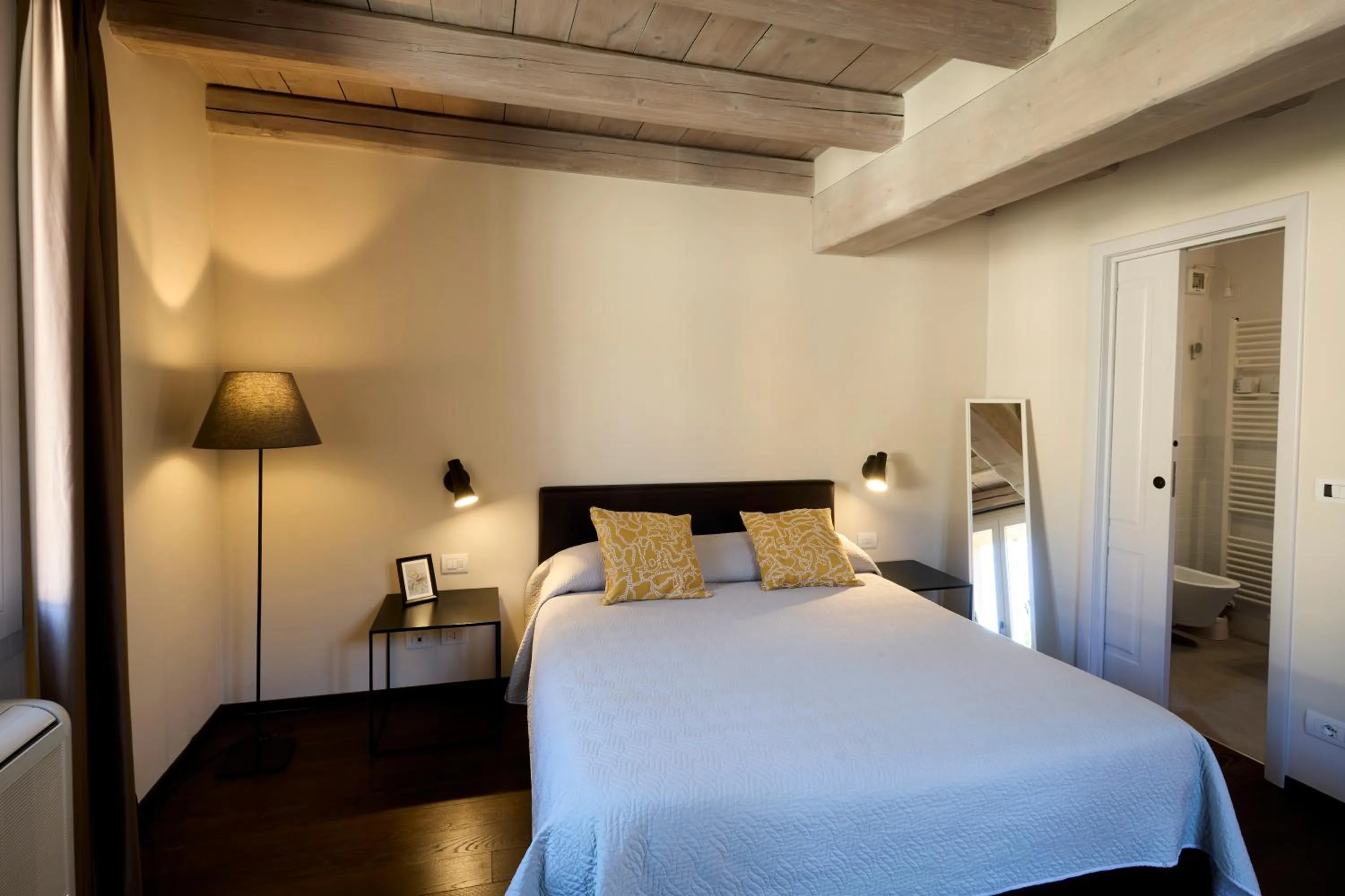 Bed in PALAZZO DE' ROSSI HOTEL