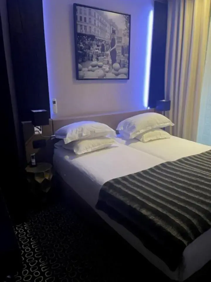 Bed in Hôtel Elysées Paris Bed in Hôtel Elysées Paris