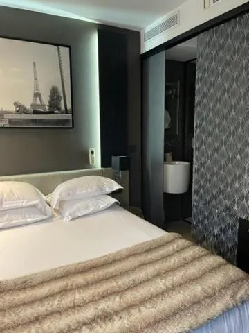 Bed in Hôtel Elysées Paris