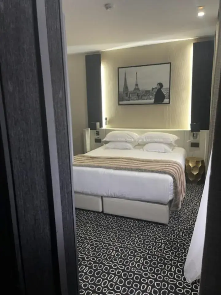 Bed in Hôtel Elysées Paris Bed in Hôtel Elysées Paris