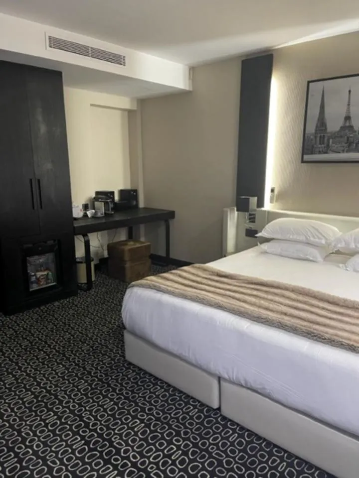 Bed in Hôtel Elysées Paris