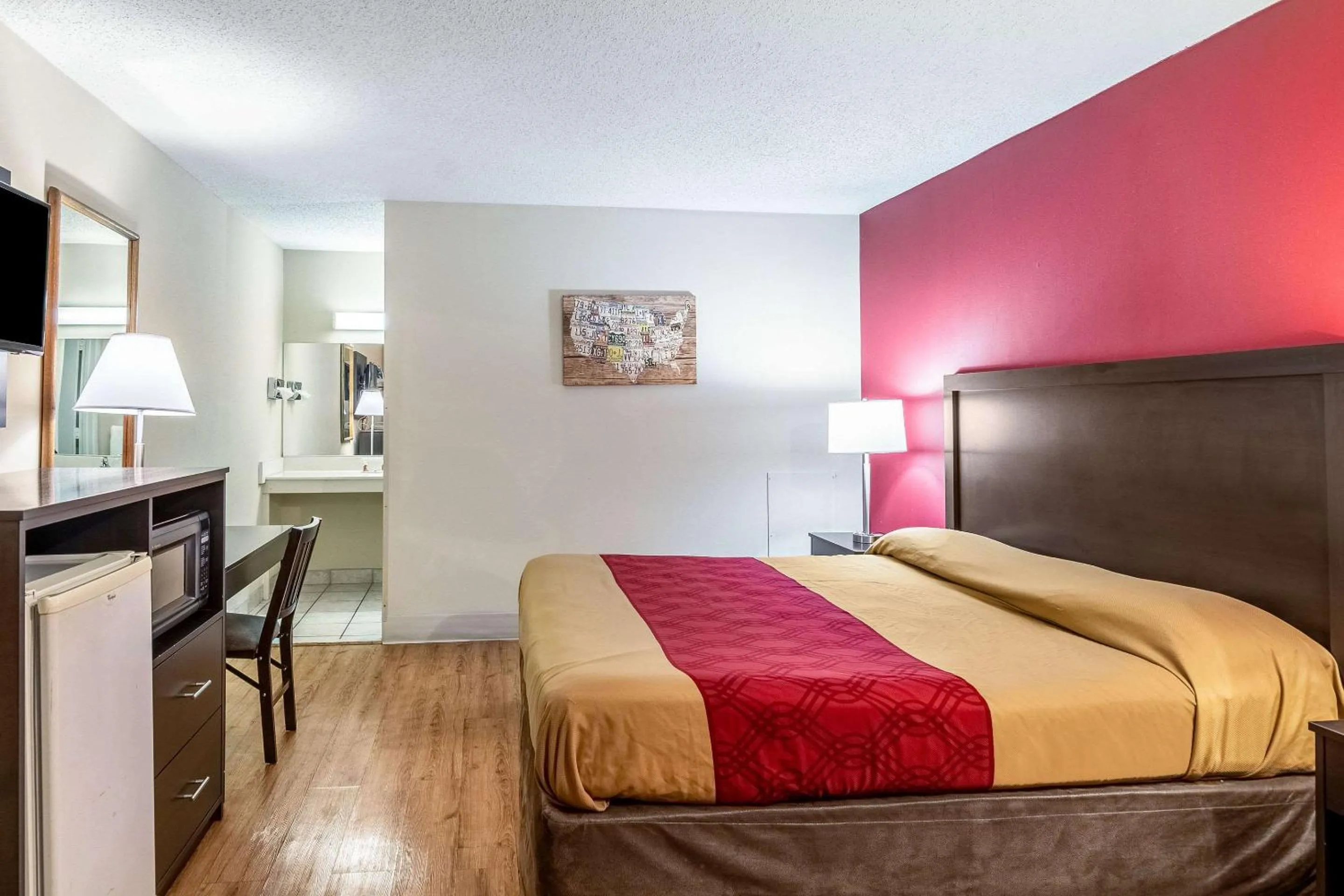 Photo of the whole room in Econo Lodge East Staunton