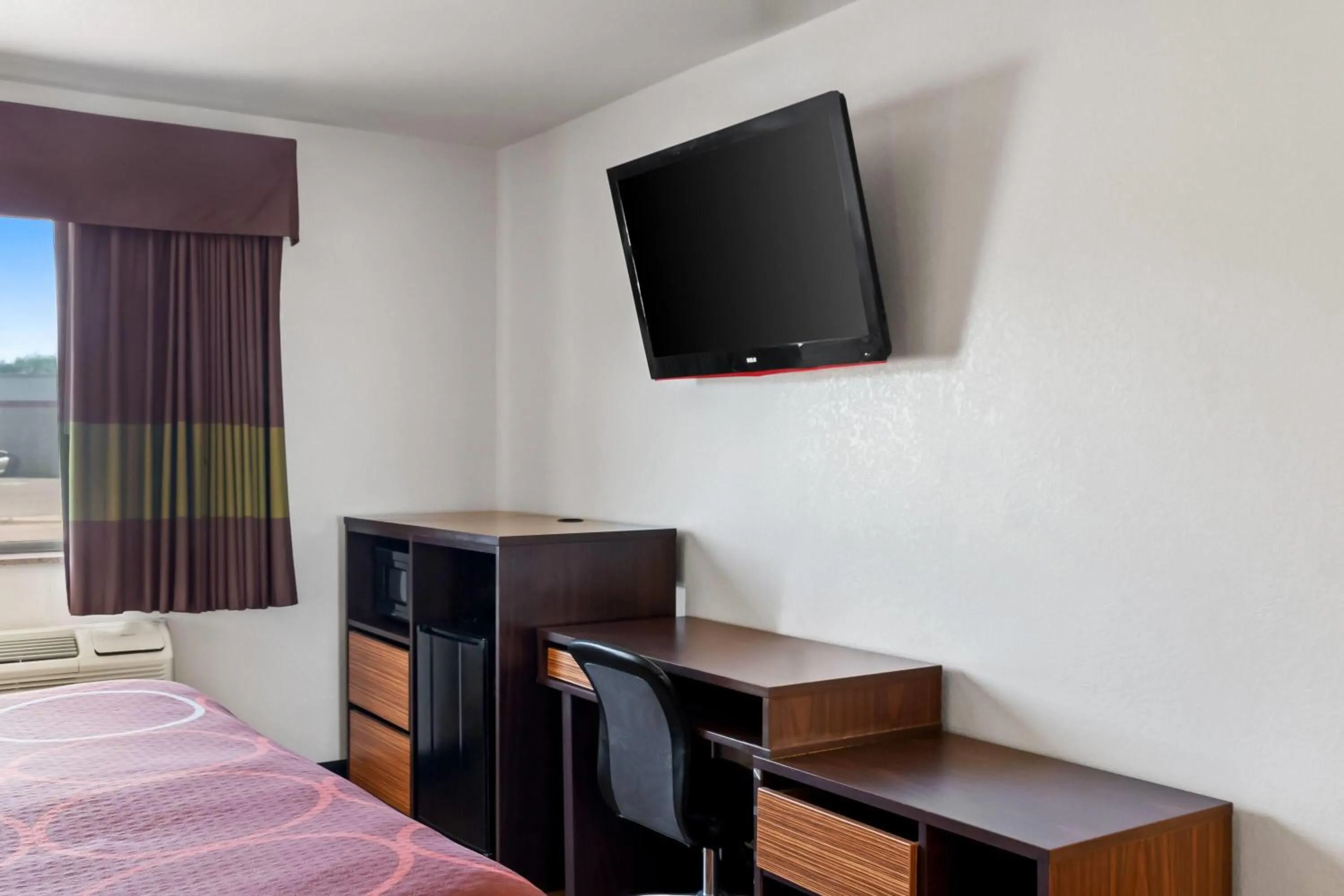 Photo of the whole room, Bed in Super 8 by Wyndham Santa Rosa