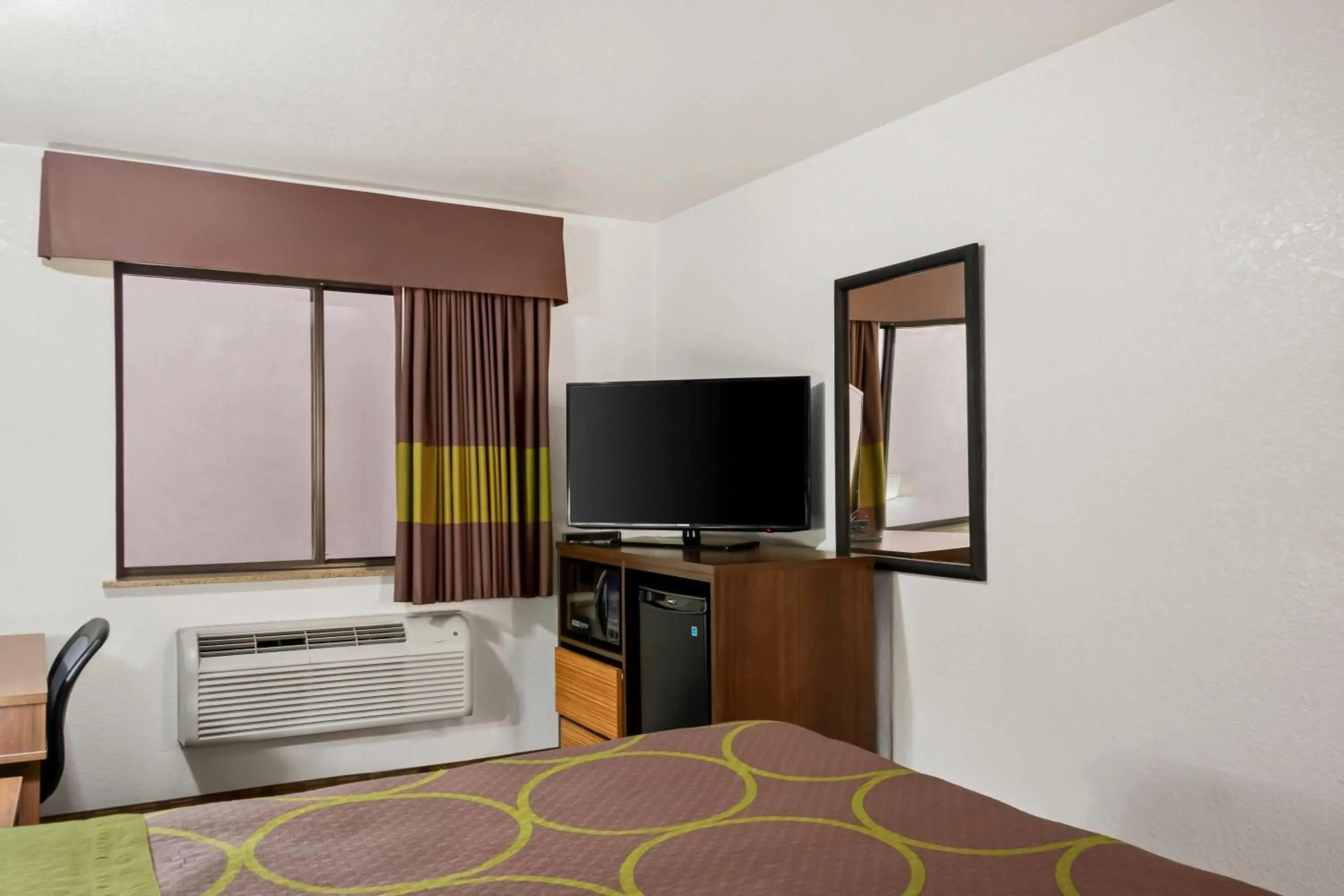 Bed in Super 8 by Wyndham Santa Rosa