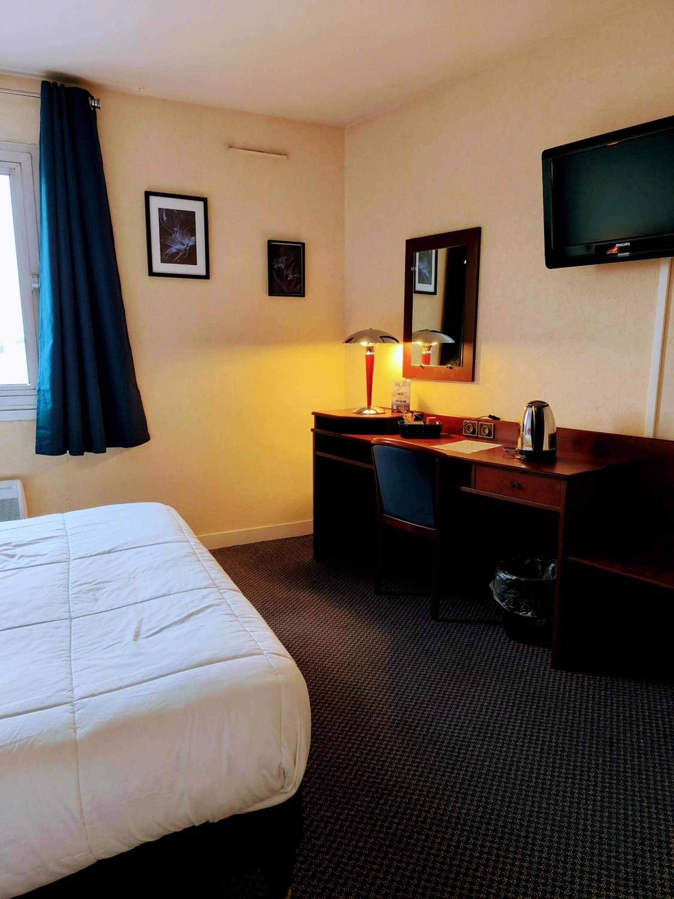 Bedroom, Bed in Hôtel Saint Jacques