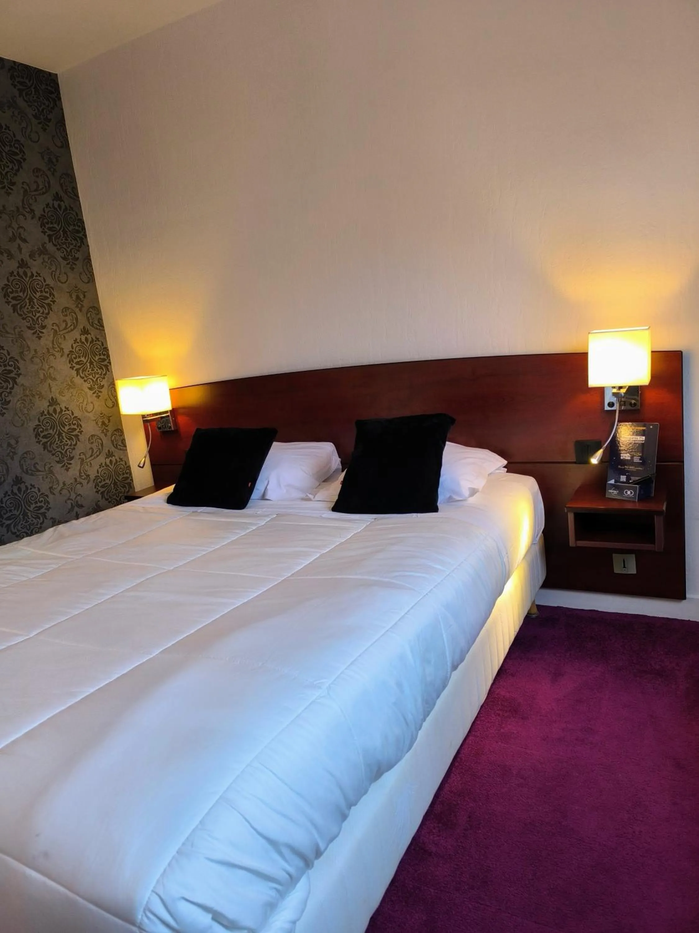 Bedroom, Bed in Hôtel Saint Jacques