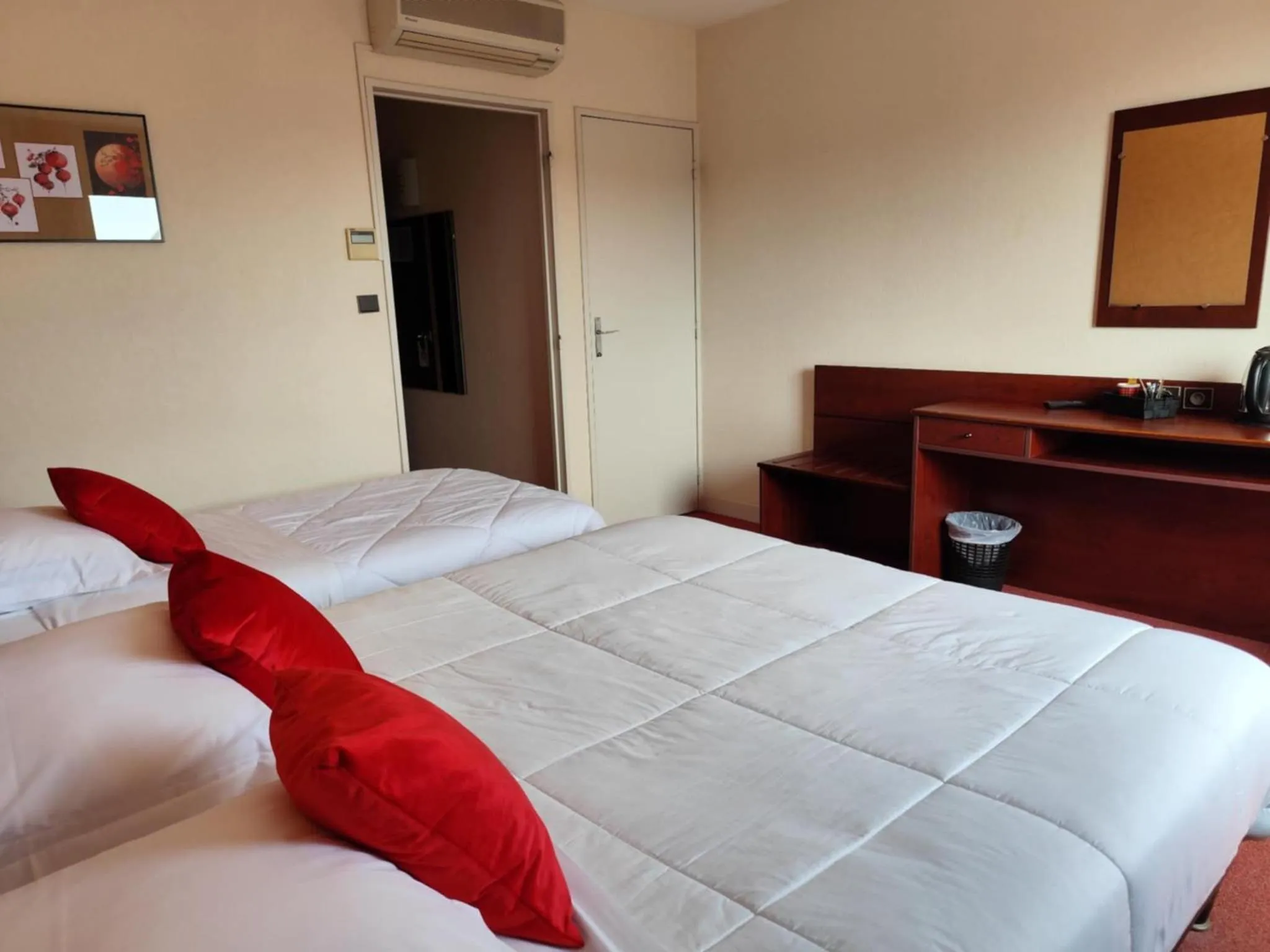Bedroom, Bed in Hôtel Saint Jacques