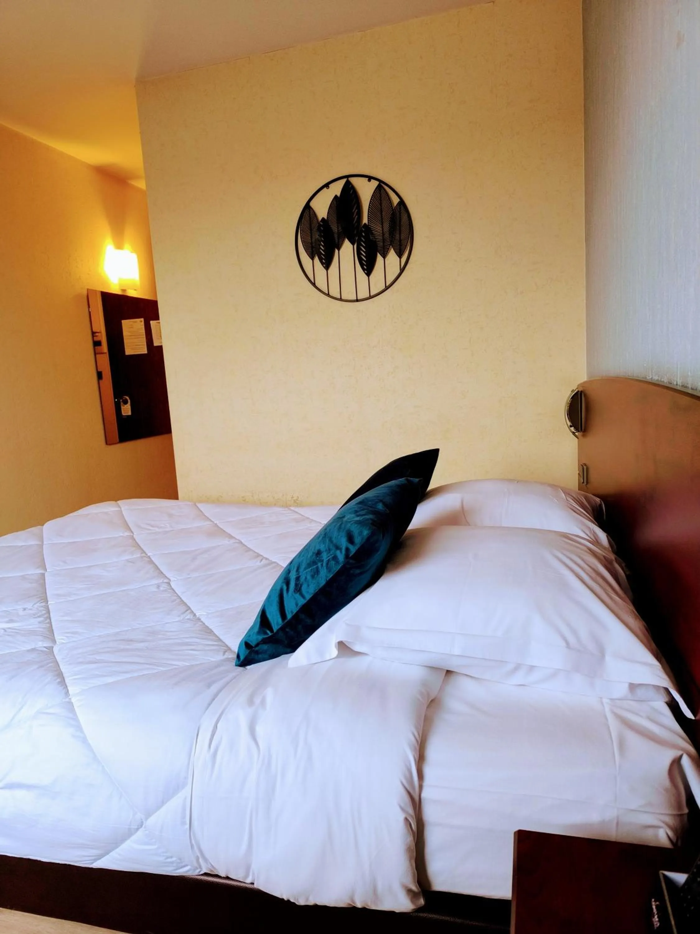 Bedroom, Bed in Hôtel Saint Jacques