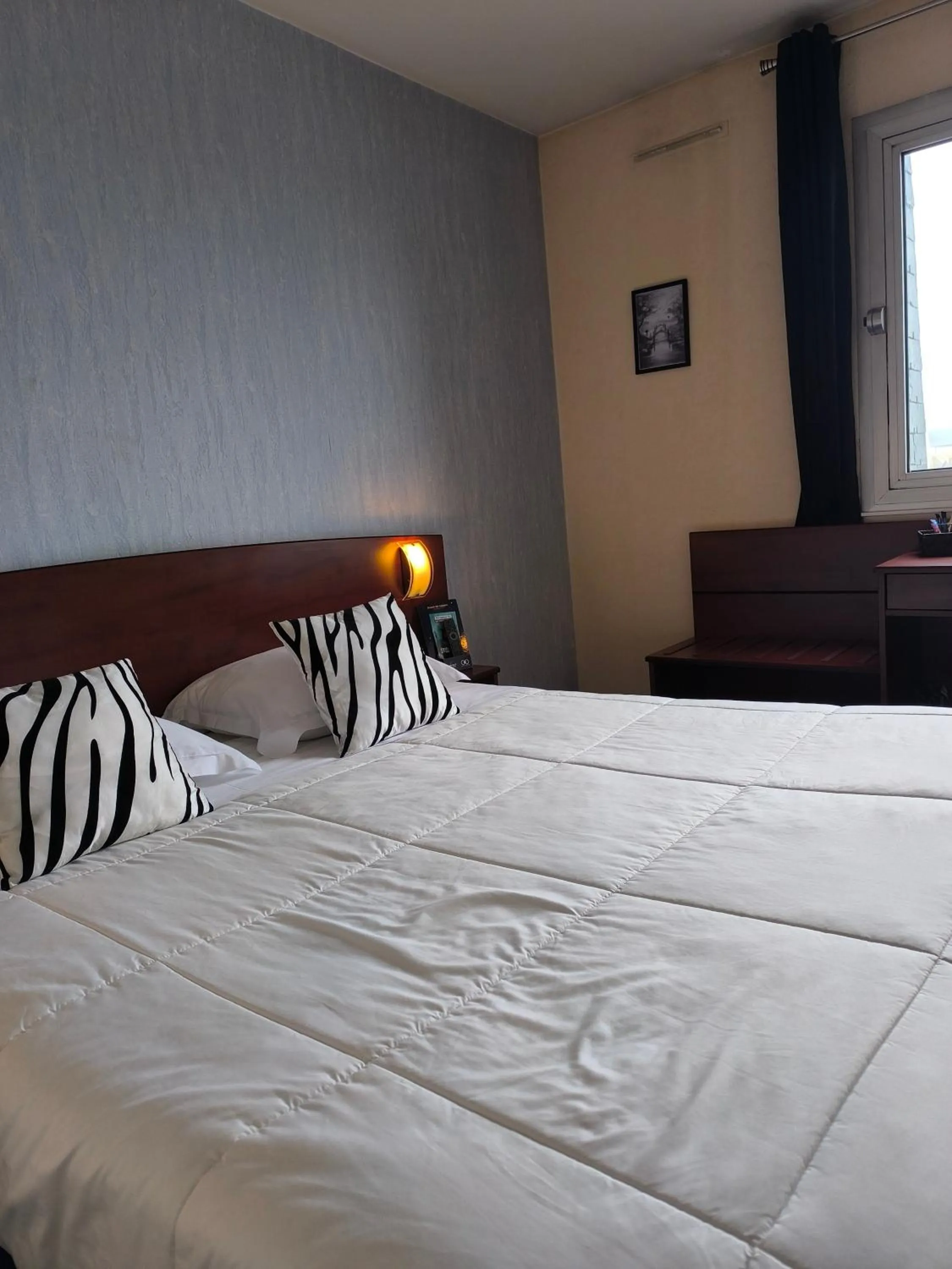 Bedroom, Bed in Hôtel Saint Jacques