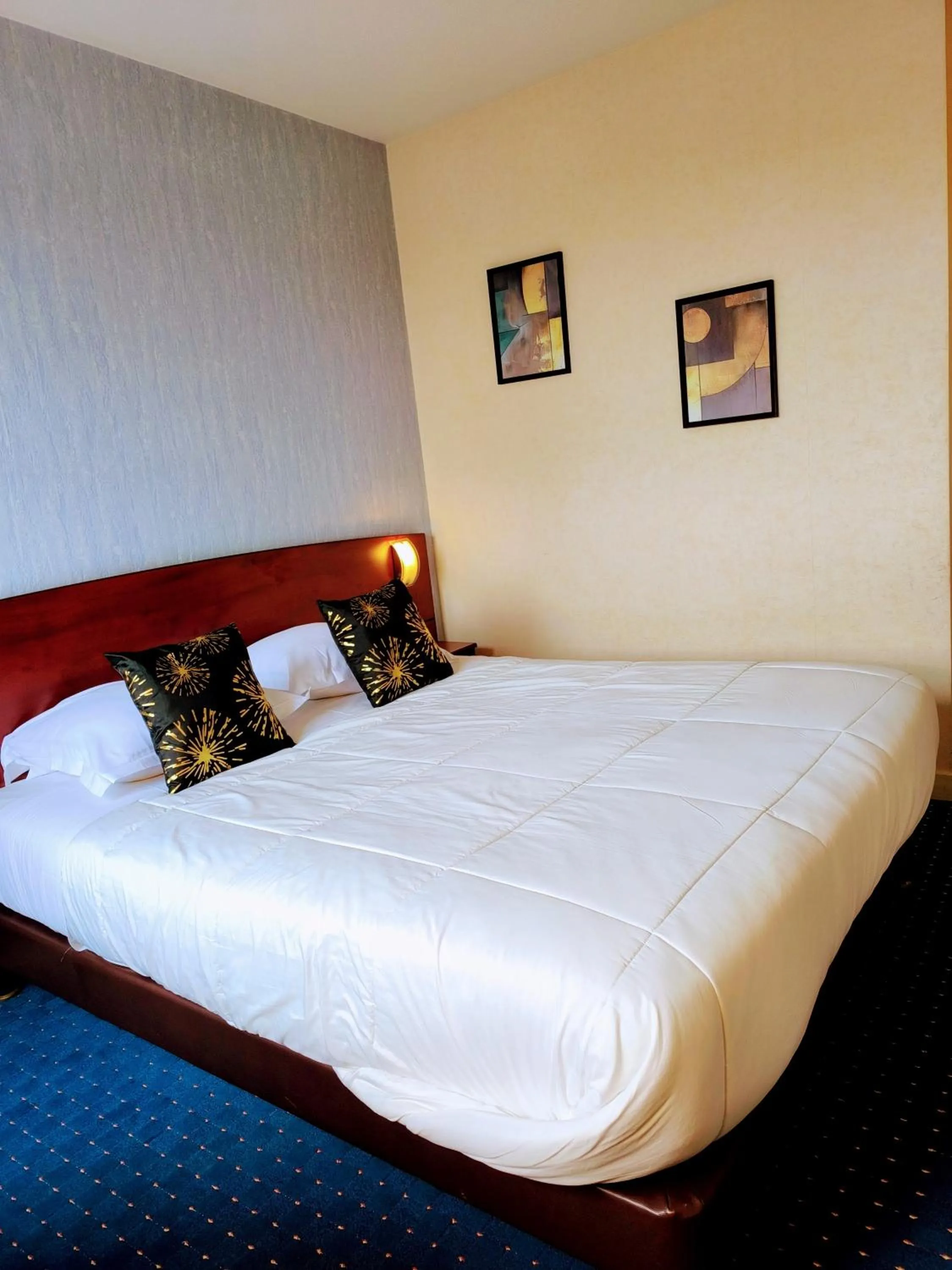 Bedroom, Bed in Hôtel Saint Jacques