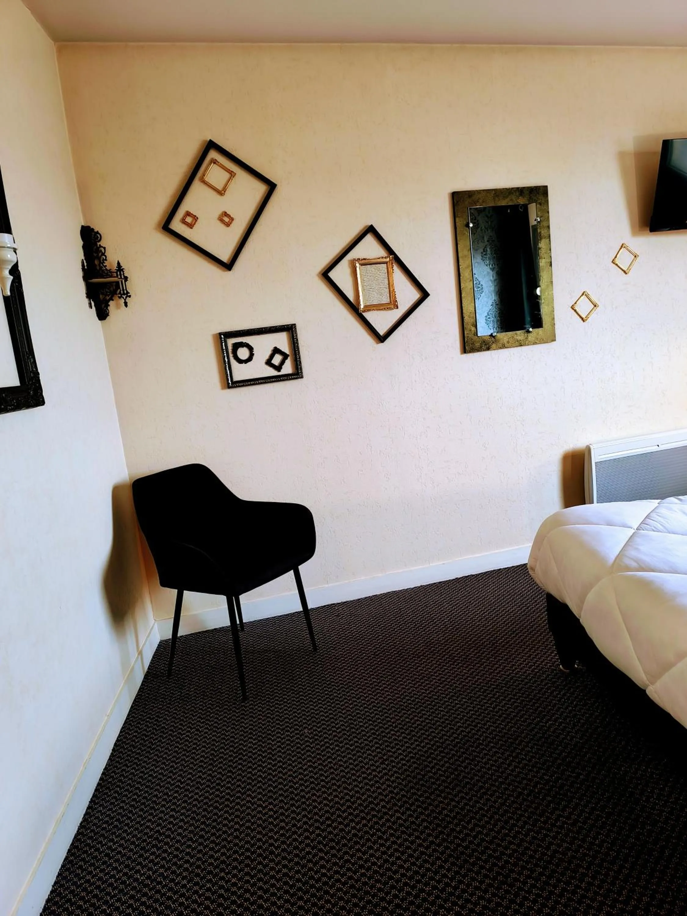 Bedroom, Bed in Hôtel Saint Jacques