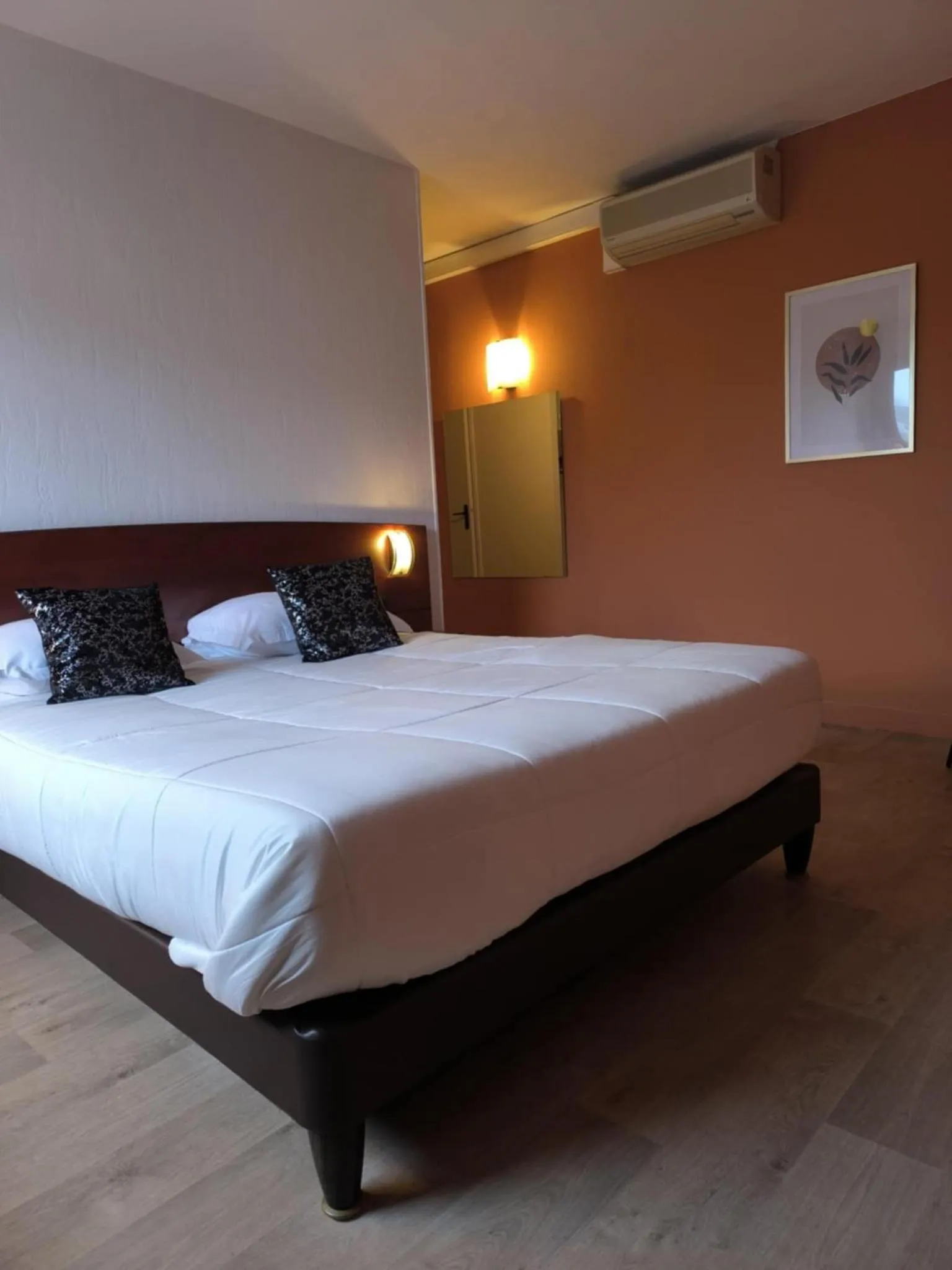 Bedroom, Bed in Hôtel Saint Jacques