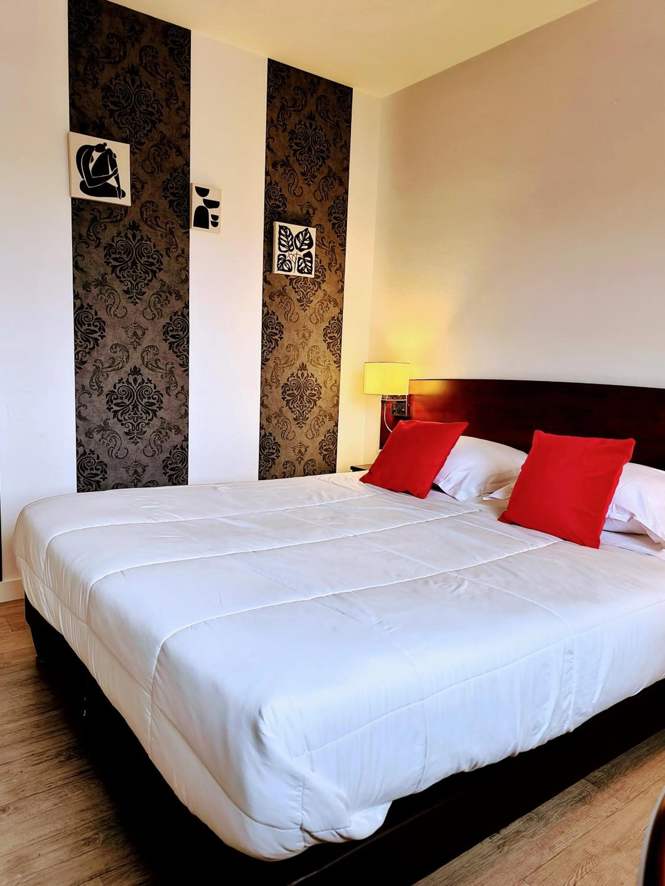 Bedroom, Bed in Hôtel Saint Jacques