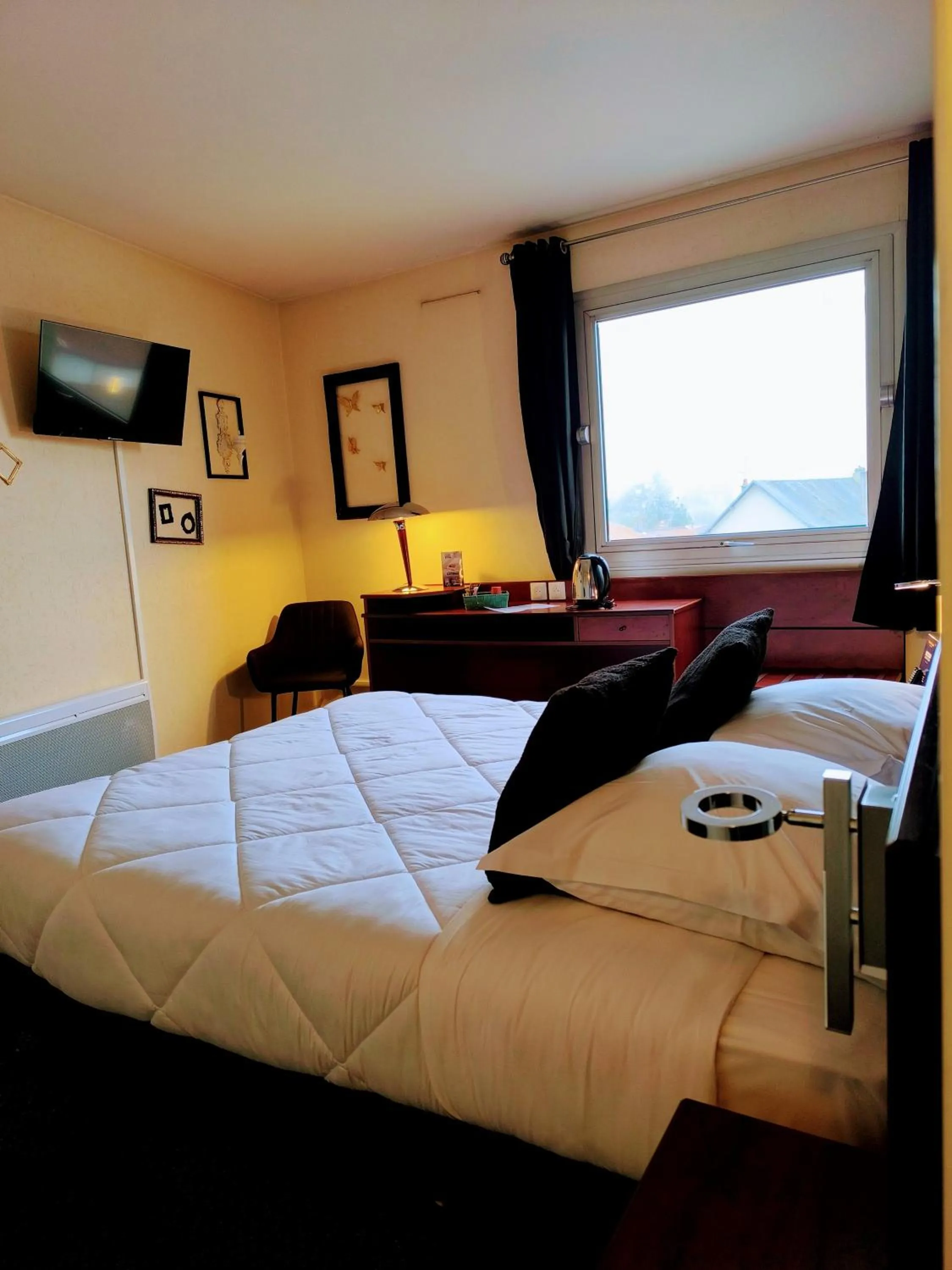 Bedroom, Bed in Hôtel Saint Jacques