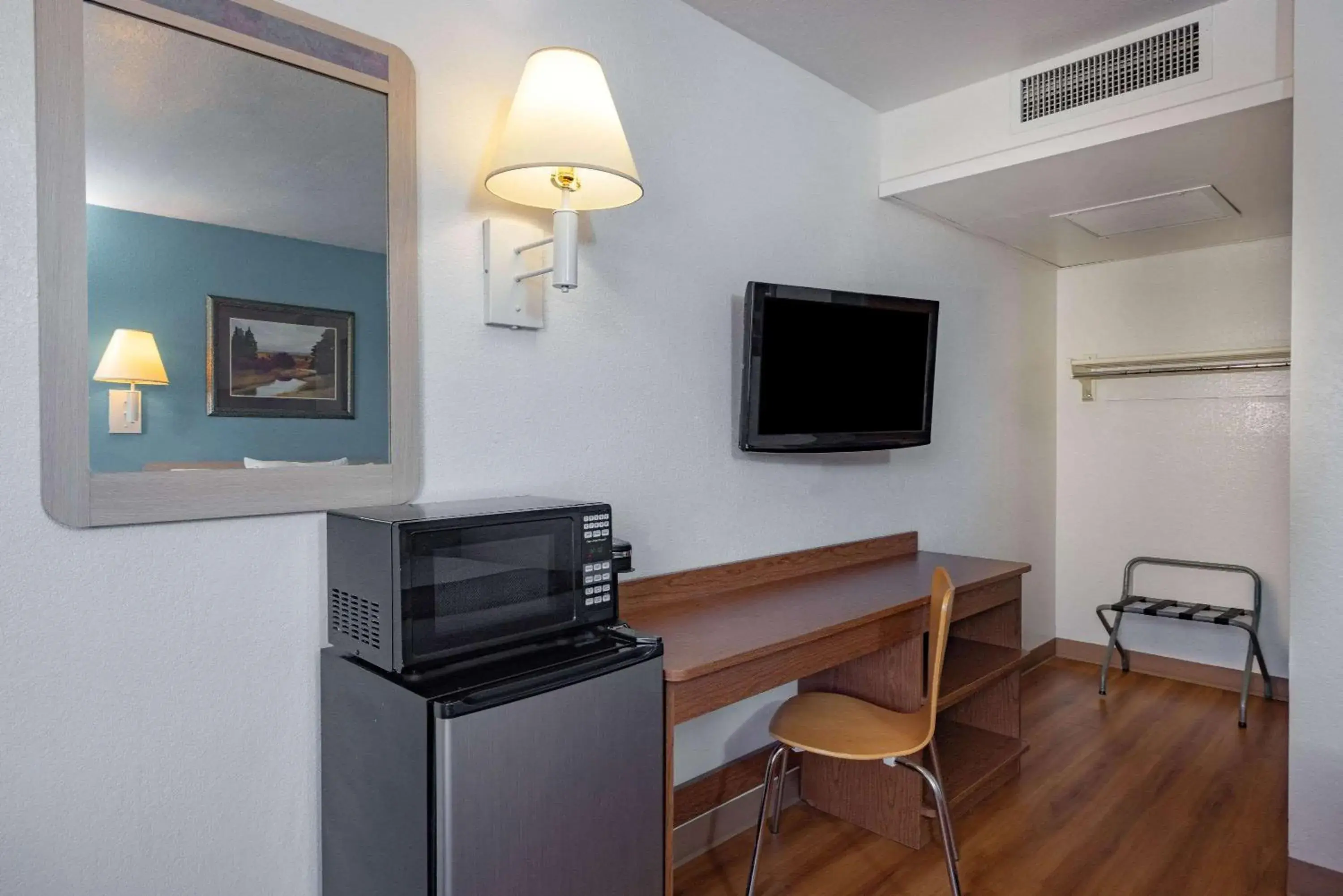 King Room - Non-Smoking in Travelodge by Wyndham Miles City King Room - Non-Smoking in Travelodge by Wyndham Miles City