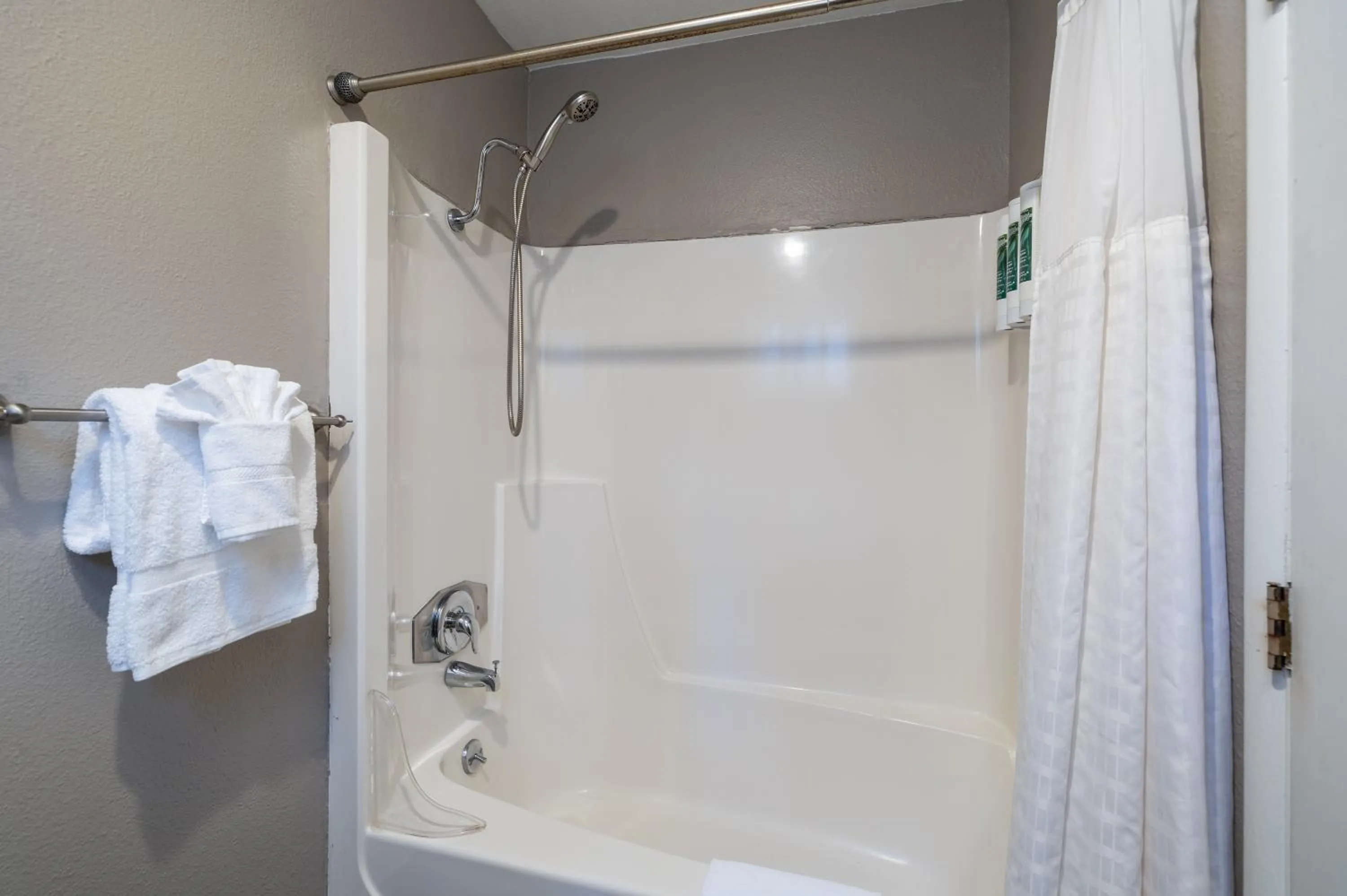 Bath in The Alder Inn