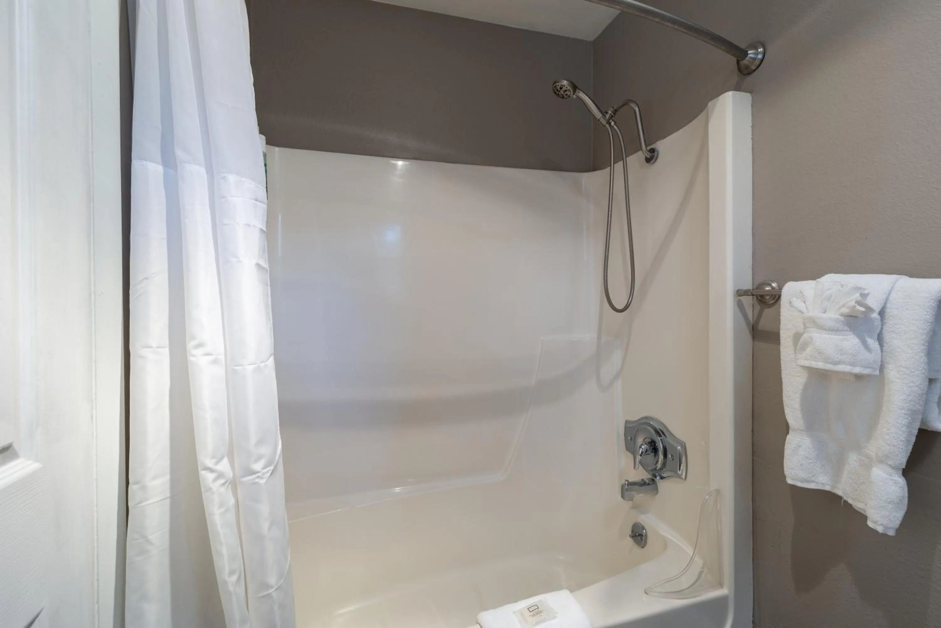 Bath in The Alder Inn