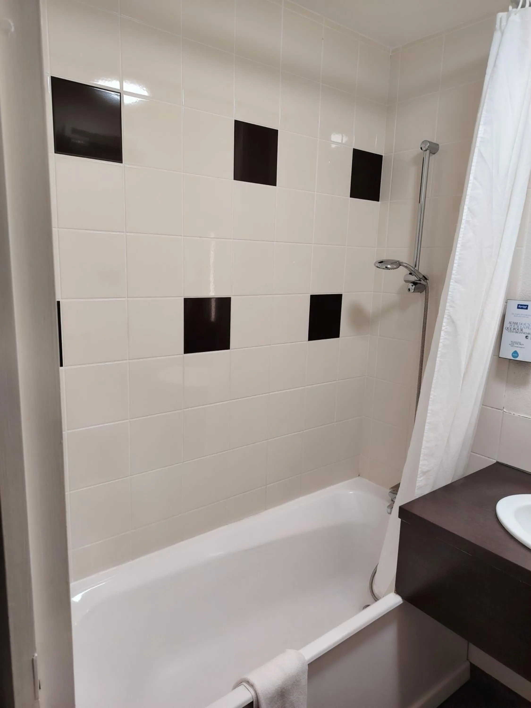 Bathroom in Kyriad Laon