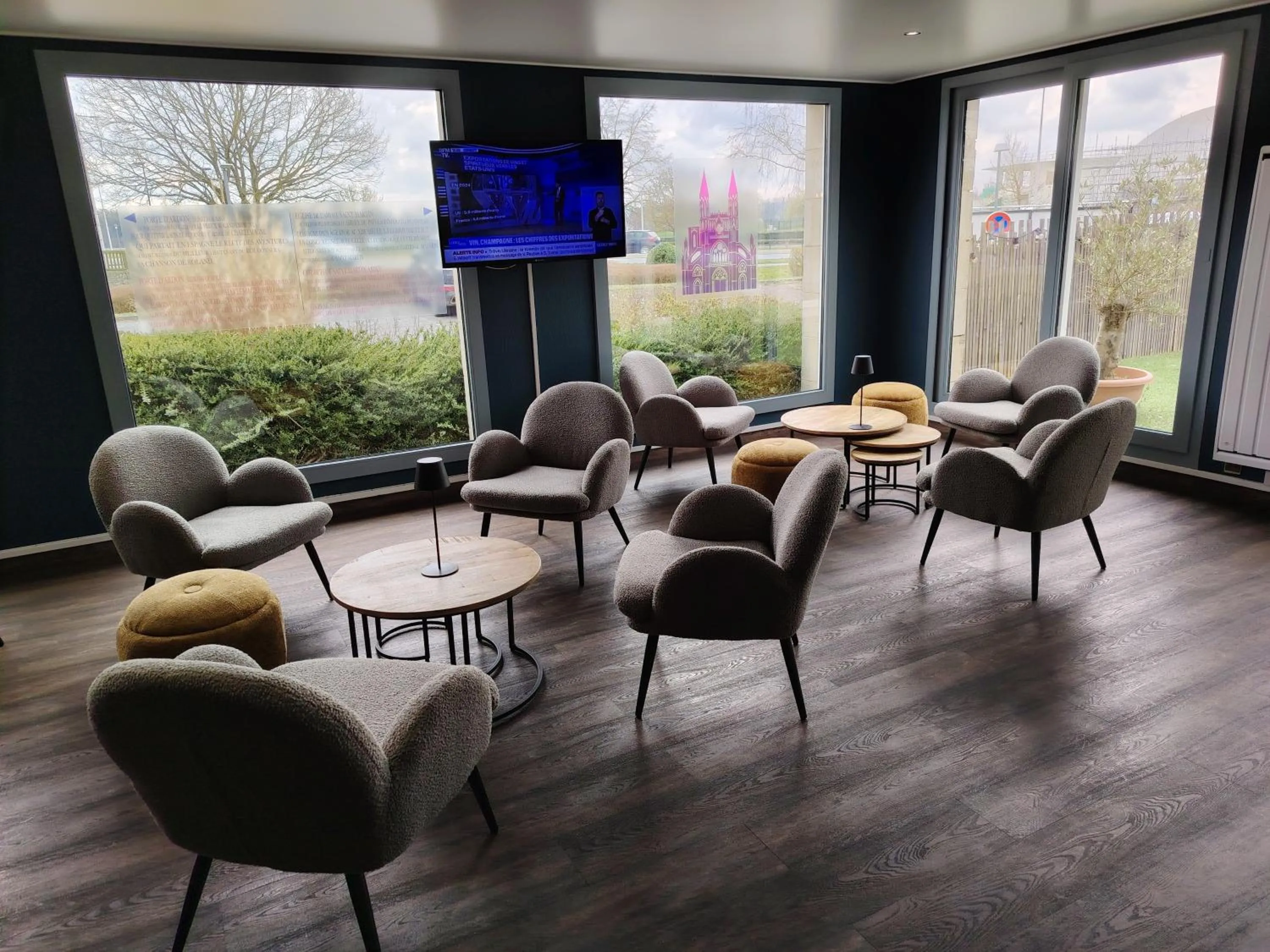 Communal lounge/ TV room in Kyriad Laon