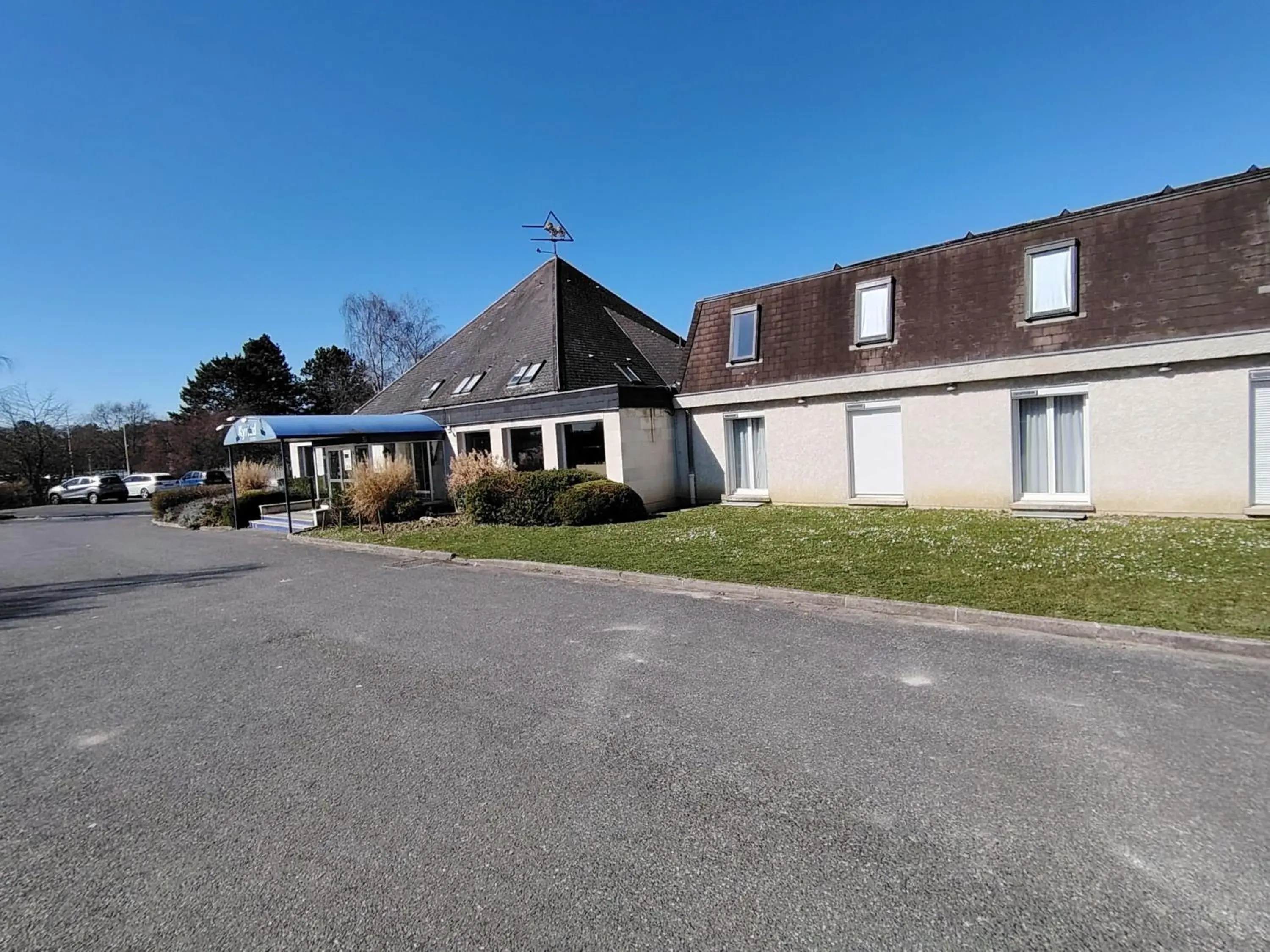 Property building in Kyriad Laon Property building in Kyriad Laon