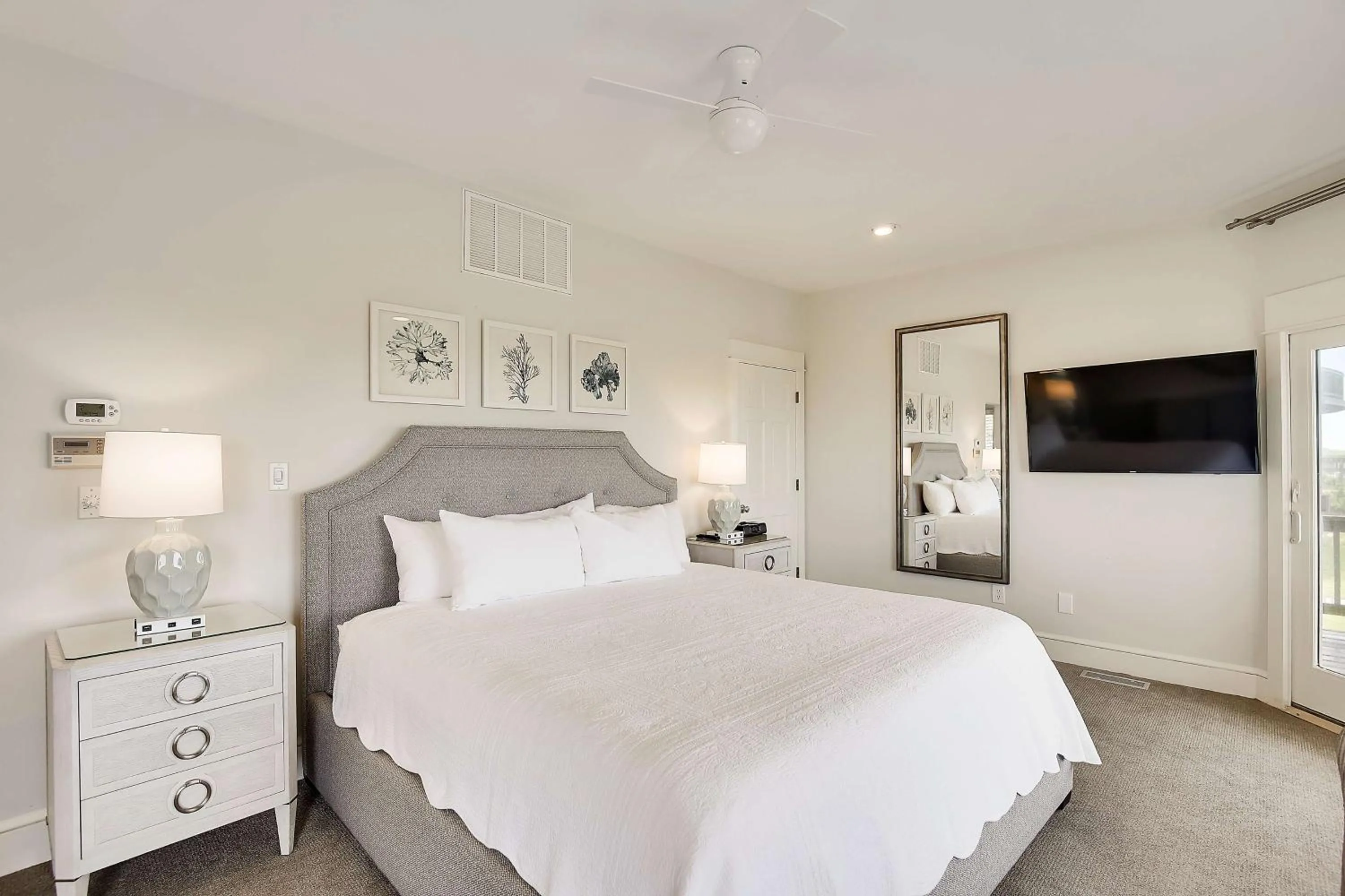 Photo of the whole room, Bed in The Sanderling