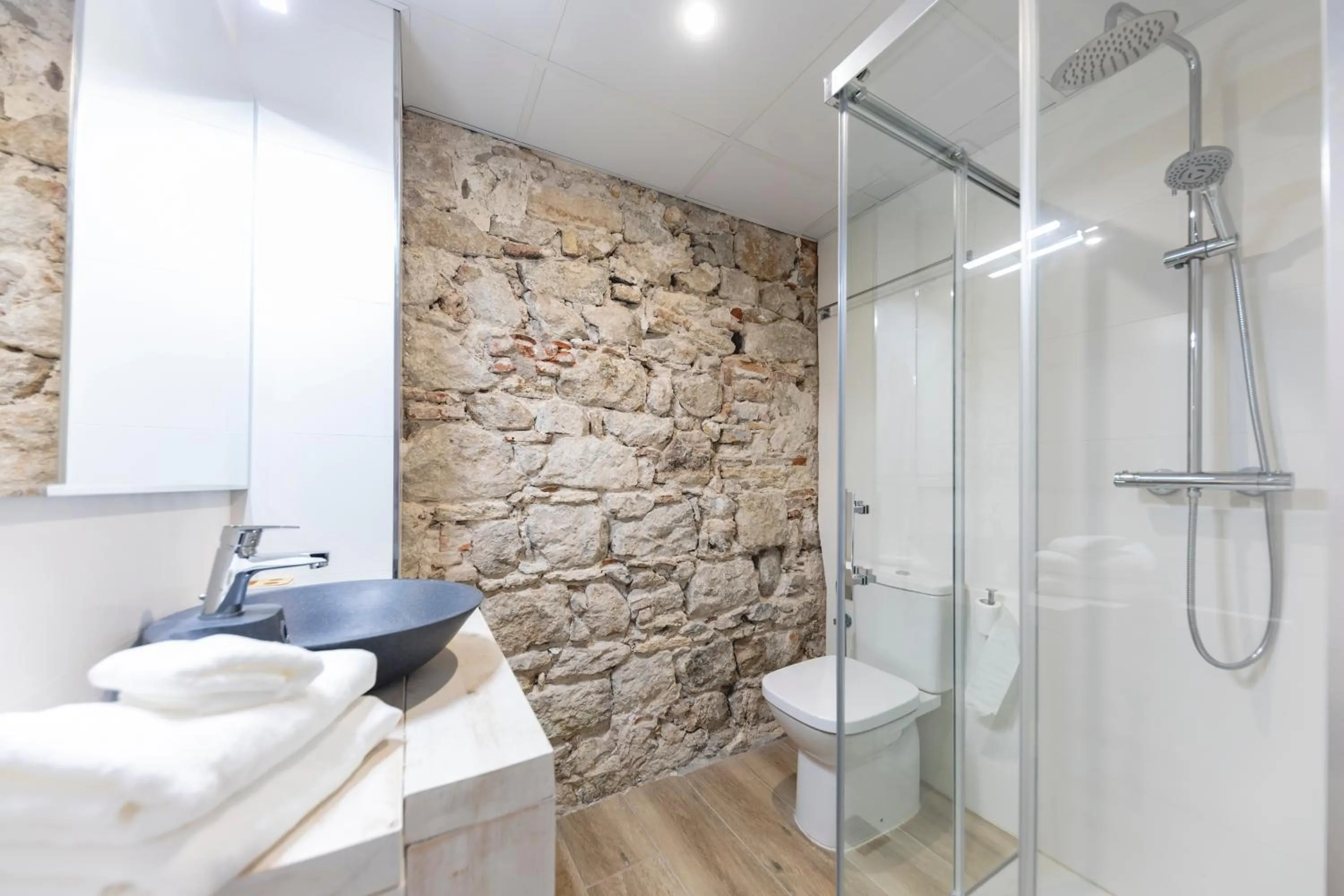 Shower in Bravissimo Rambla Eiffel Bridge 1