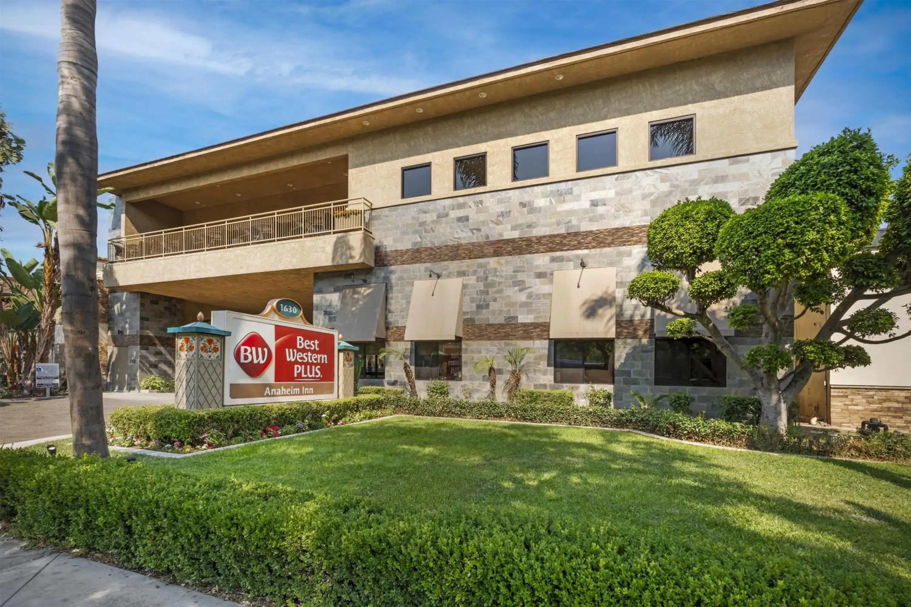 Property building in Best Western Plus Anaheim Inn Property building in Best Western Plus Anaheim Inn