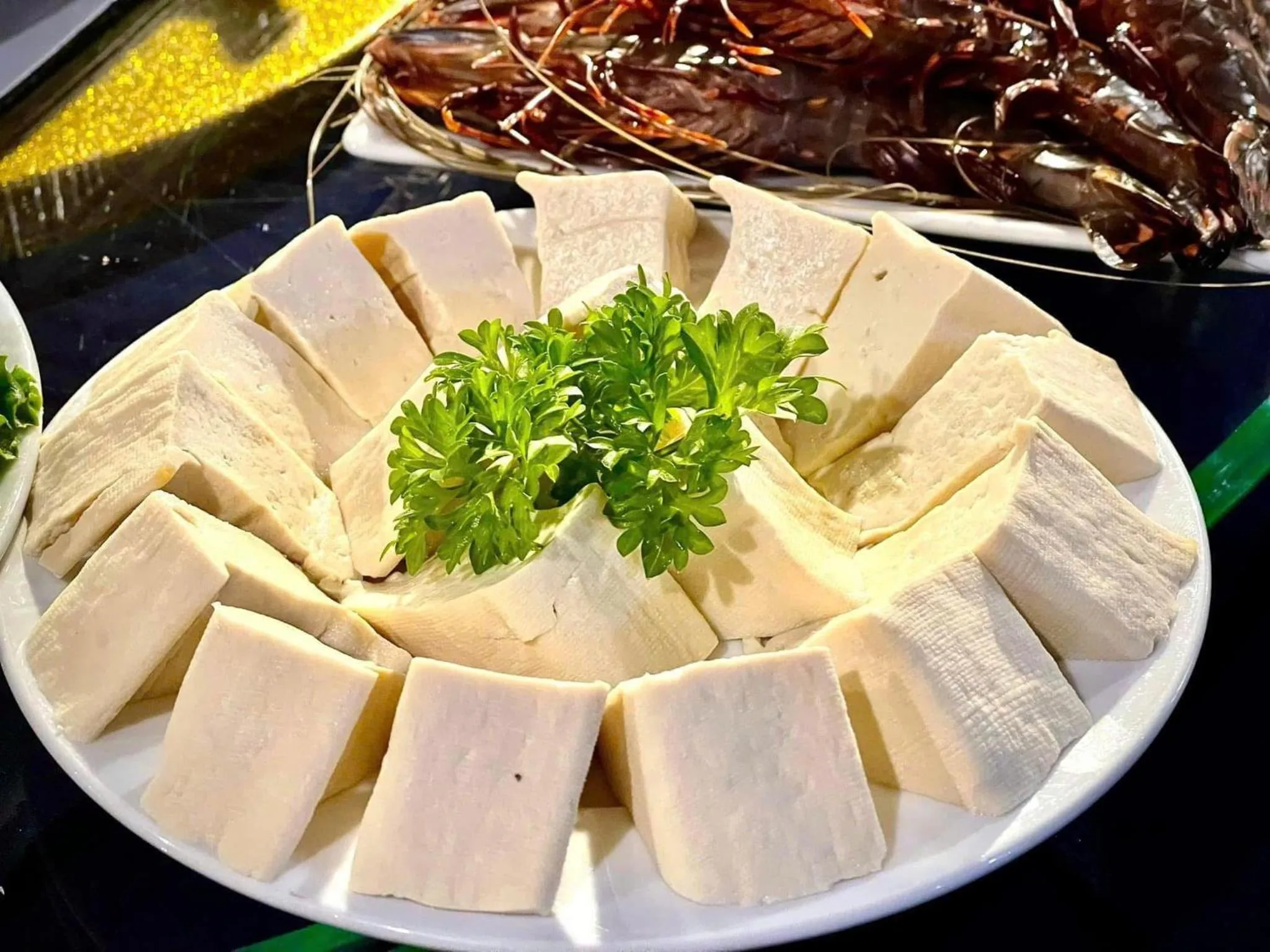 Restaurant/places to eat in Cat Ba Paradise Hotel - Sky Bar & Massage