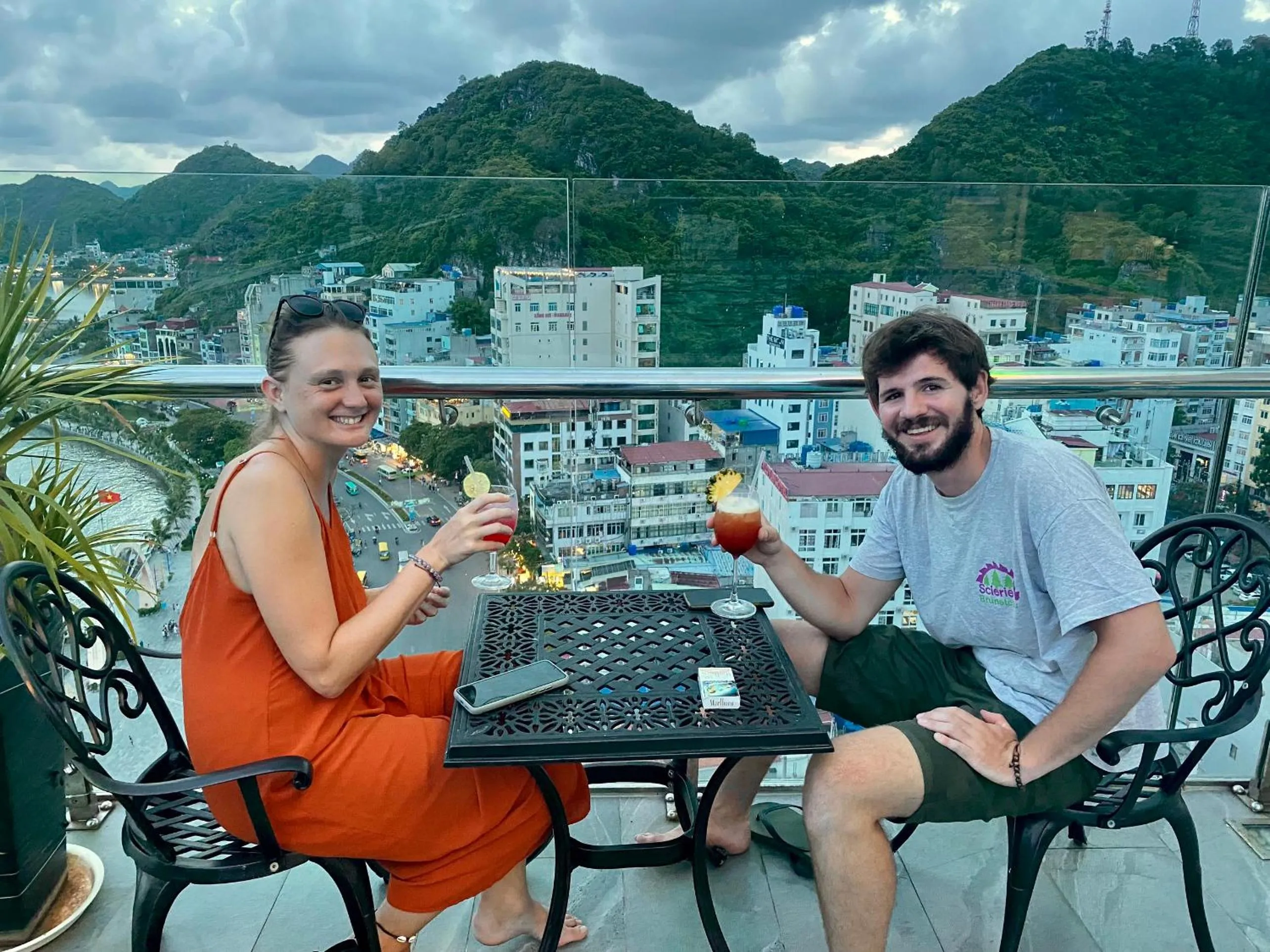 Property building in Cat Ba Paradise Hotel - Sky Bar & Massage