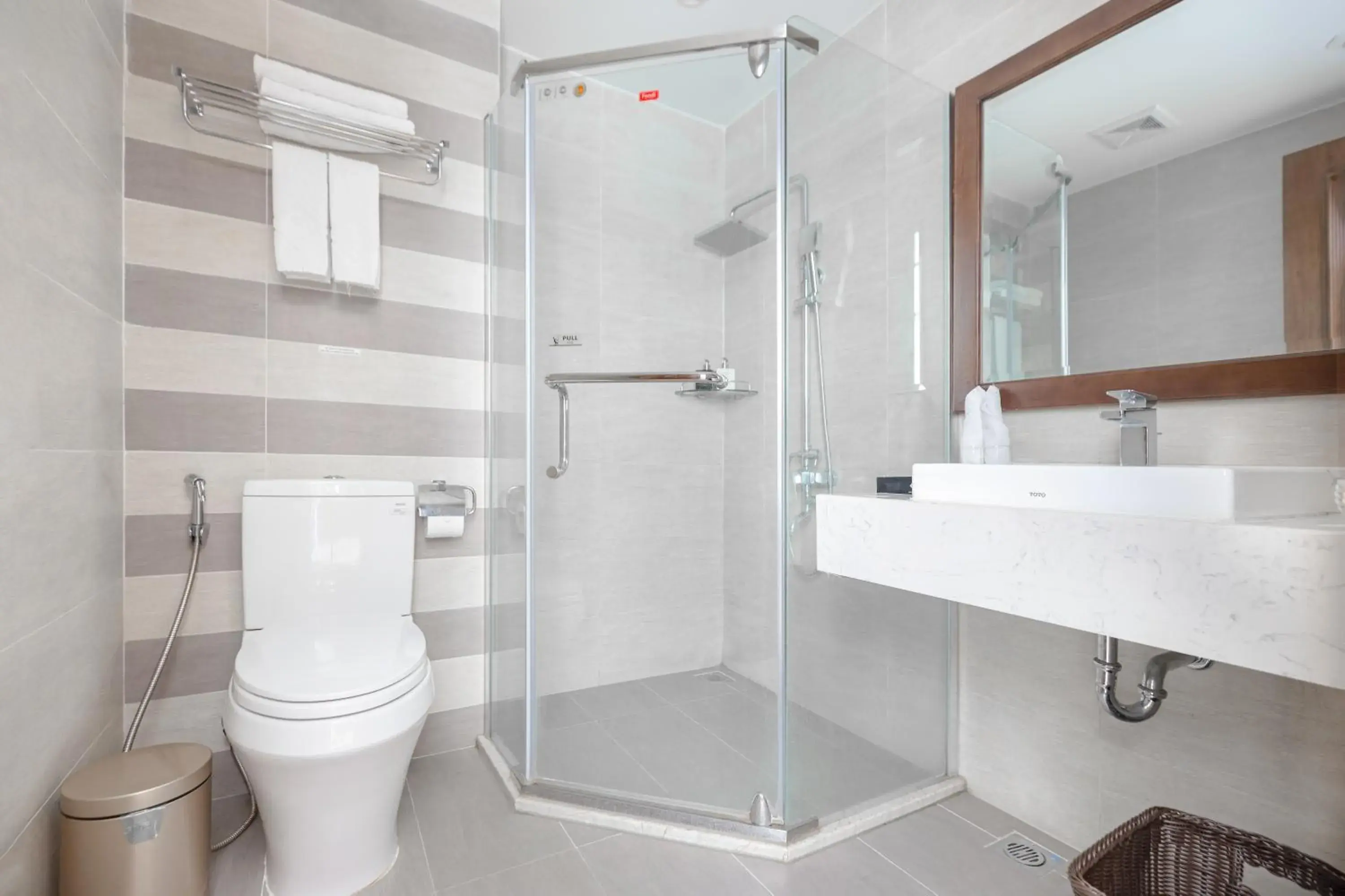 Shower in Cat Ba Paradise Hotel - Sky Bar & Massage Shower in Cat Ba Paradise Hotel - Sky Bar & Massage