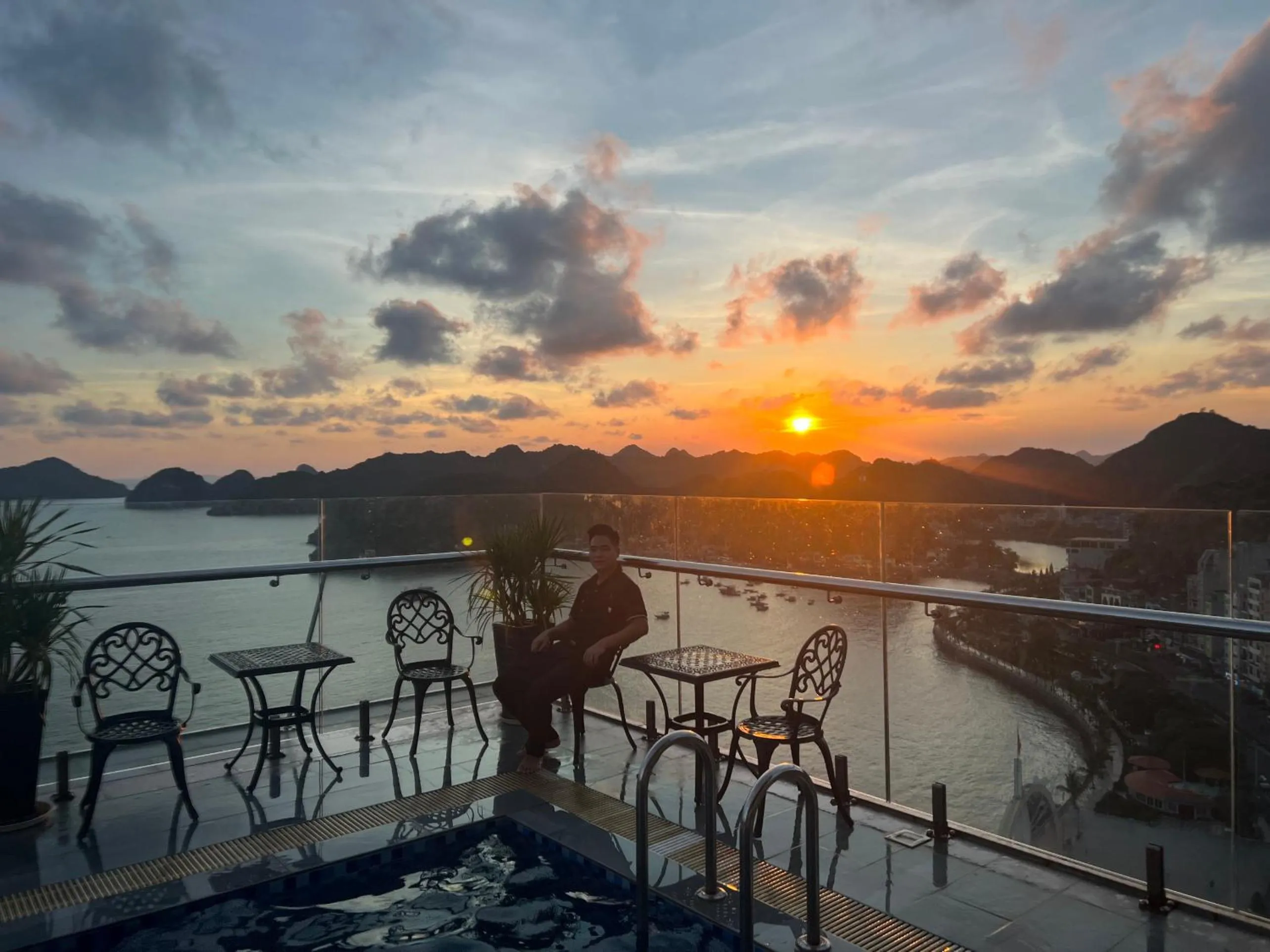 Nearby landmark in Cat Ba Paradise Hotel - Sky Bar & Massage