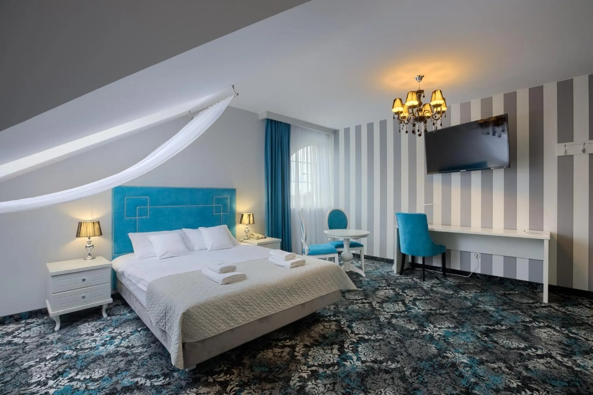 Photo of the whole room, Bed in Hotel Lord