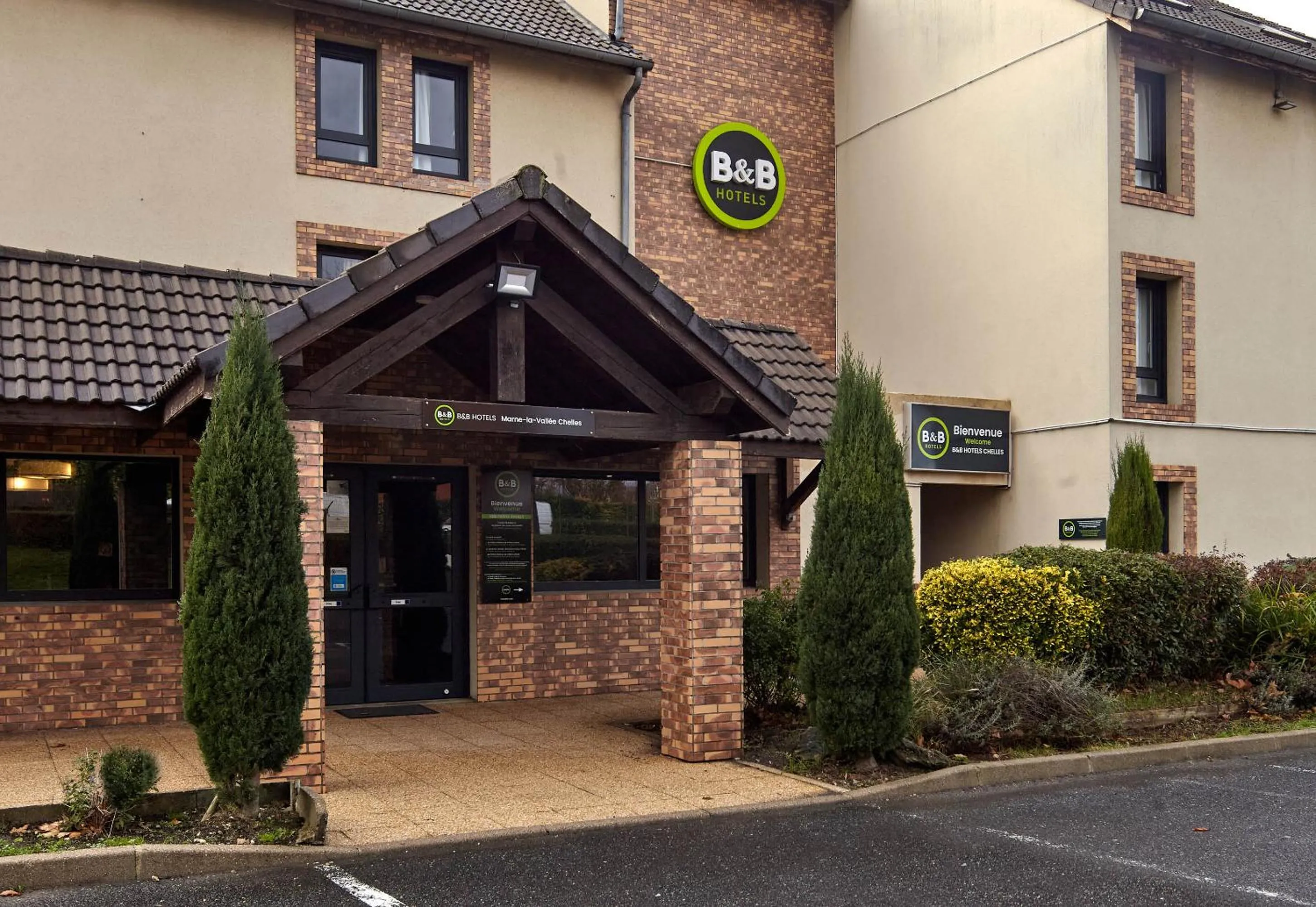 Facade/entrance in B&B HOTEL Marne-la-Vallée Chelles