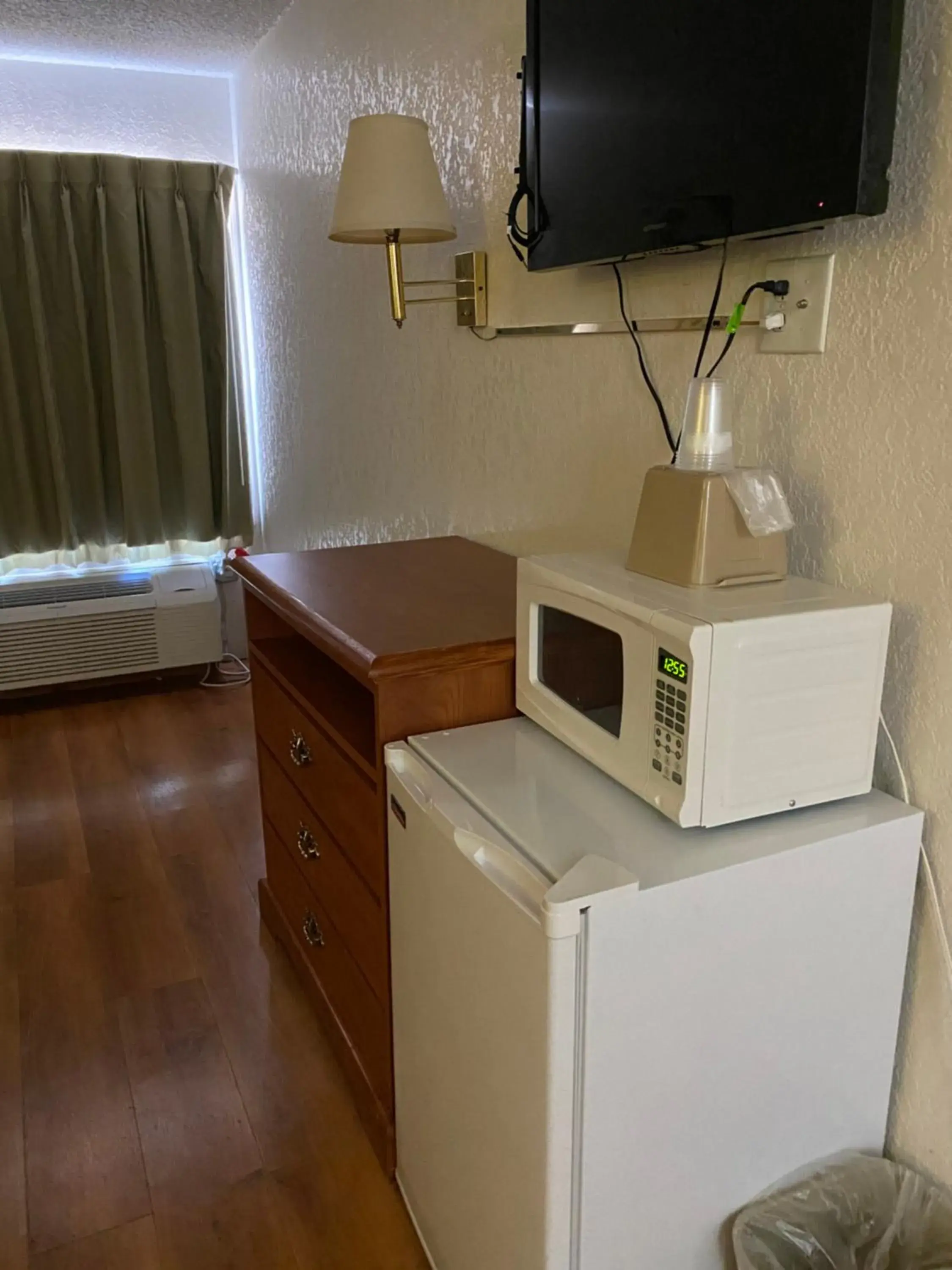 minibar, Kitchen/Kitchenette in Scottsbluff Inn