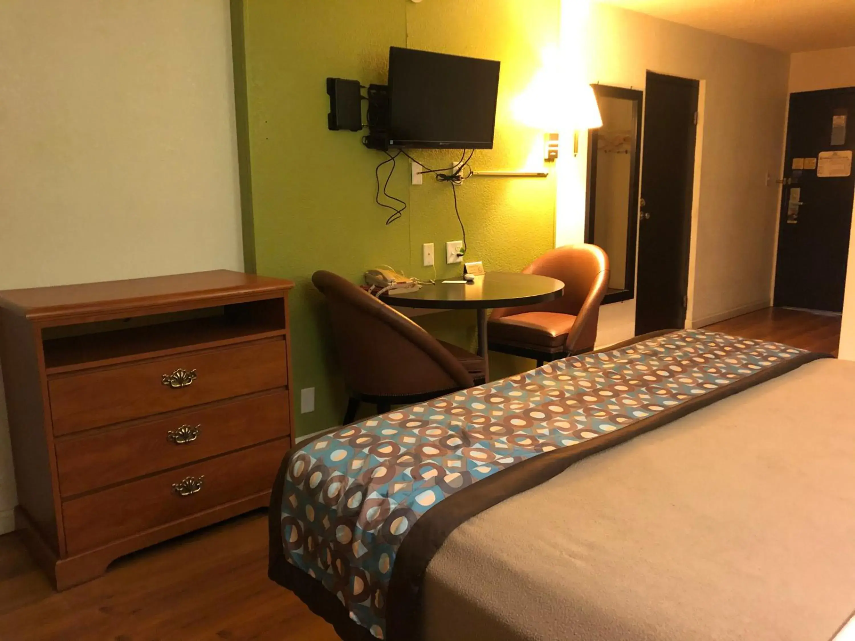 Bedroom, TV/Entertainment Center in Scottsbluff Inn