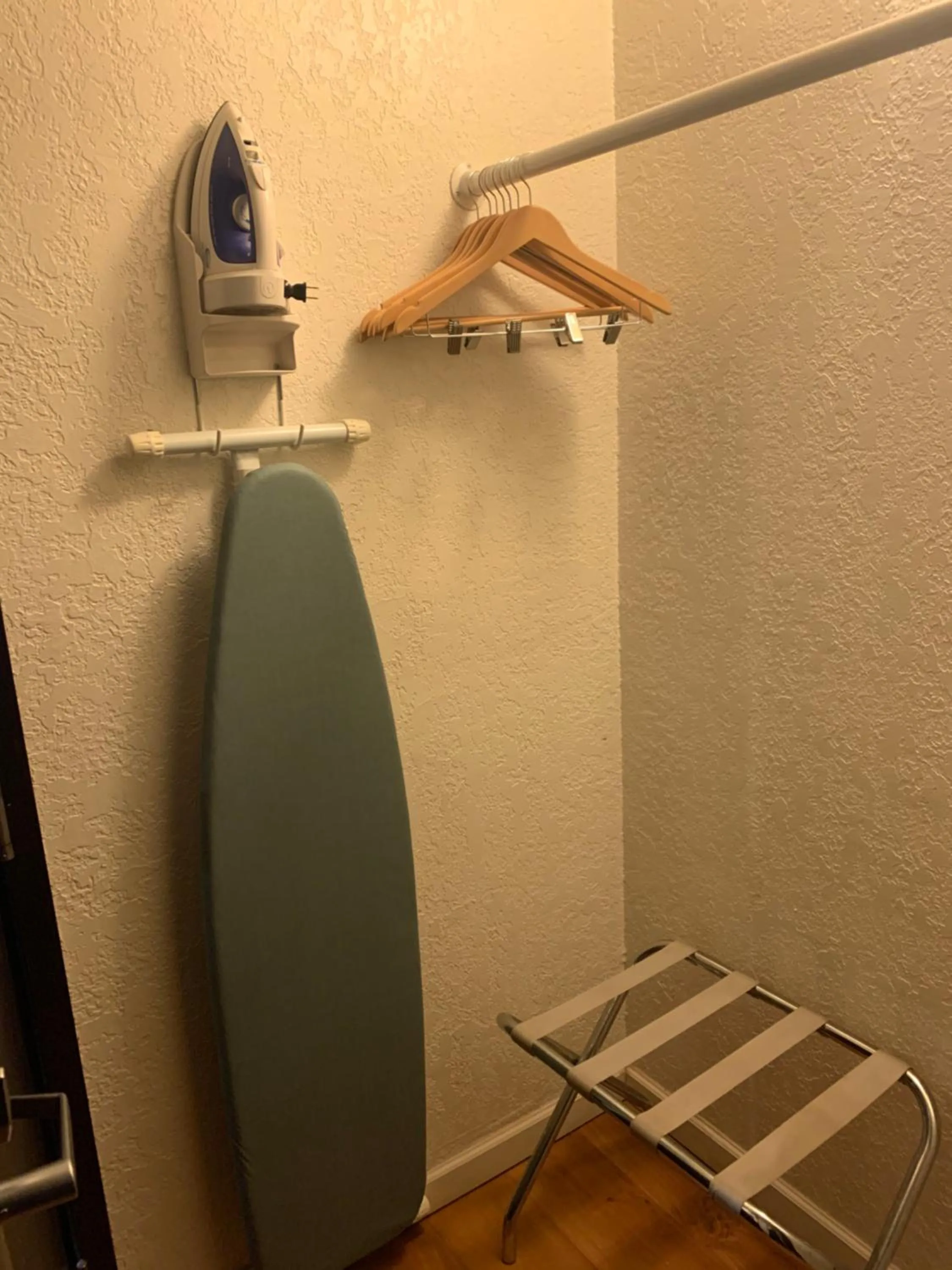 wardrobe, Bathroom in Scottsbluff Inn