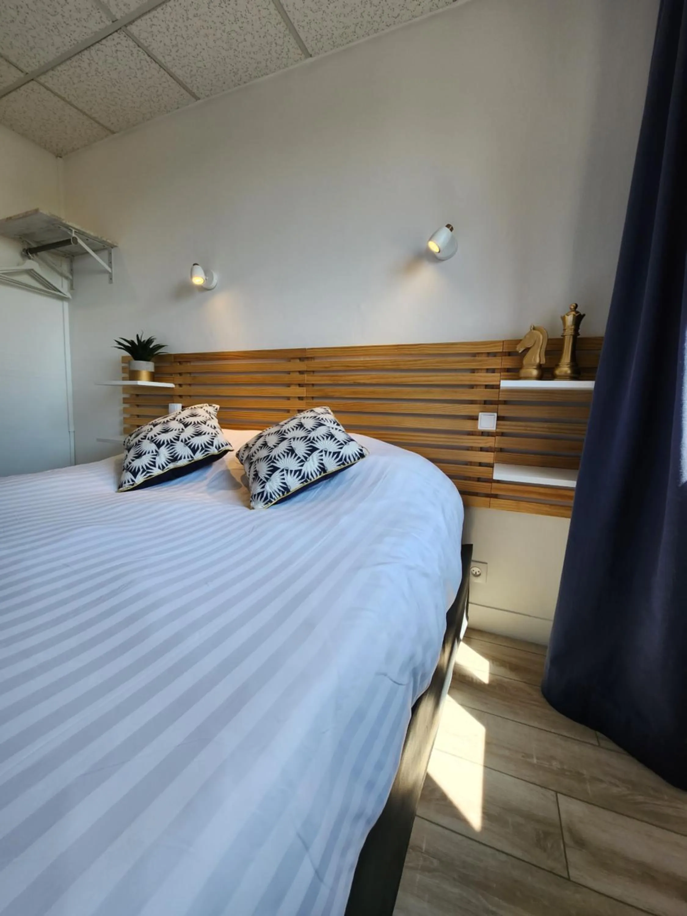 Bed in Hôtel Le Petit Vatel - Centre ville & Plage