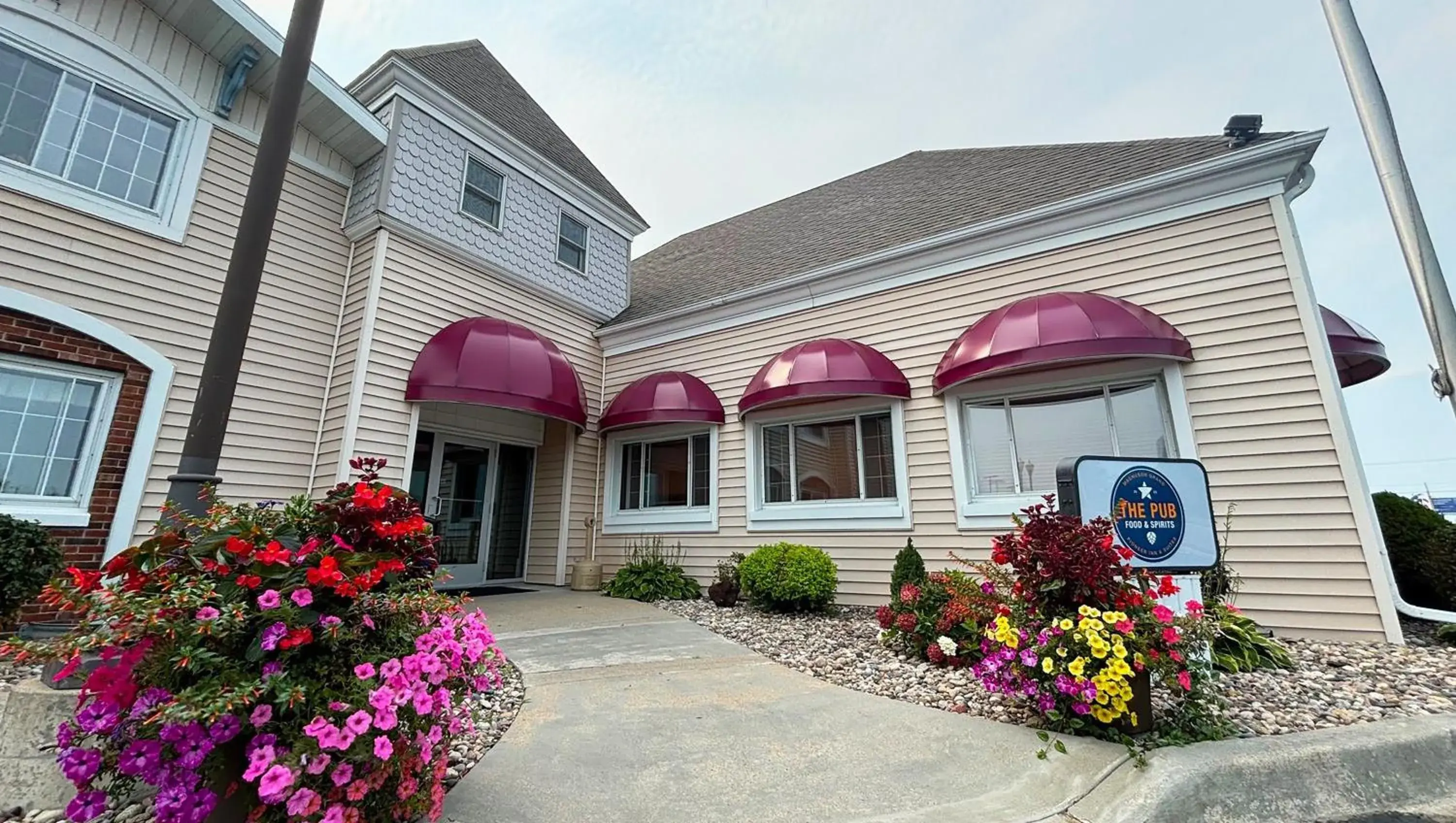 Property building in Magnuson Grand Pioneer Inn and Suites Property building in Magnuson Grand Pioneer Inn and Suites