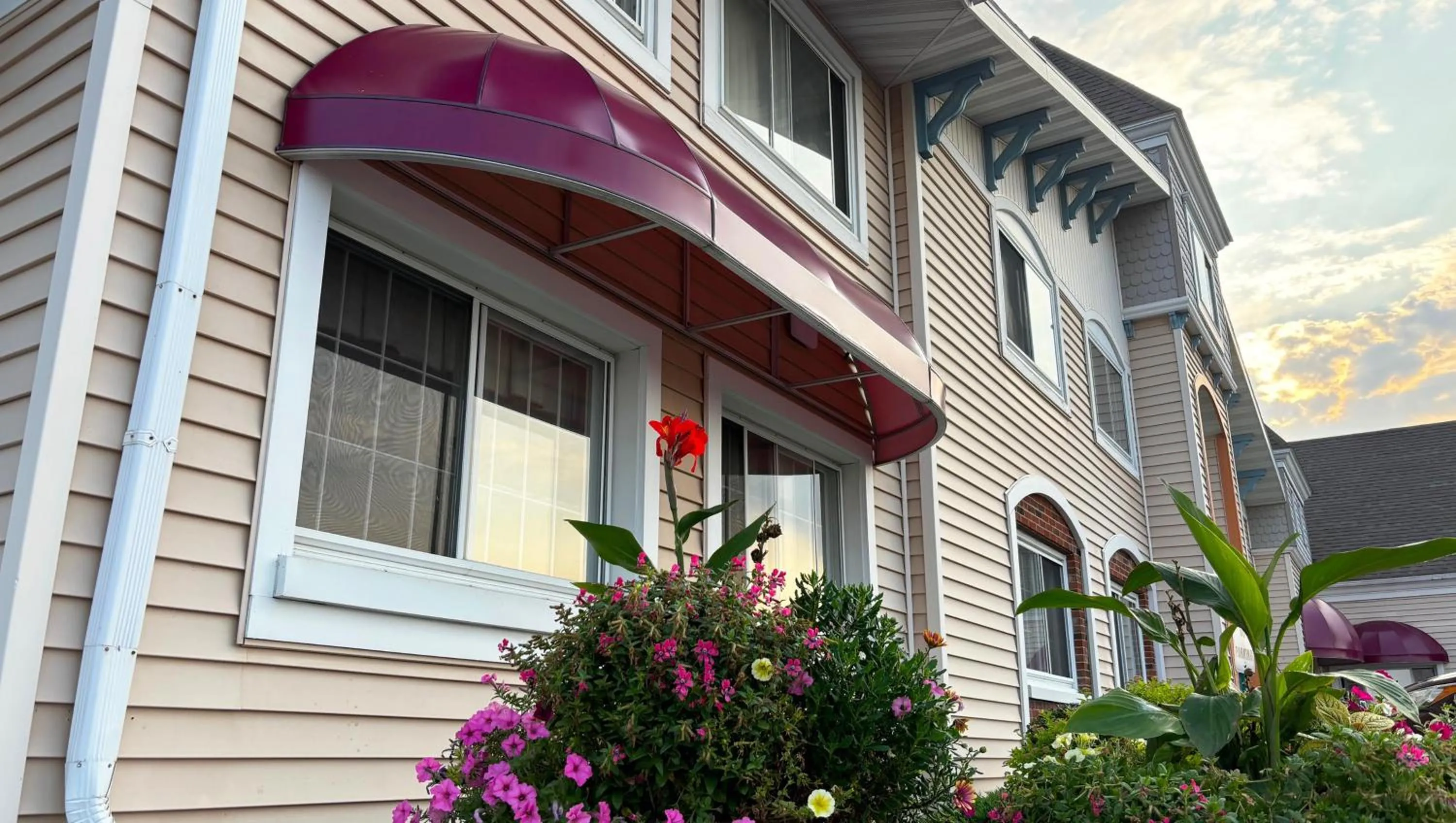 Property building in Magnuson Grand Pioneer Inn and Suites