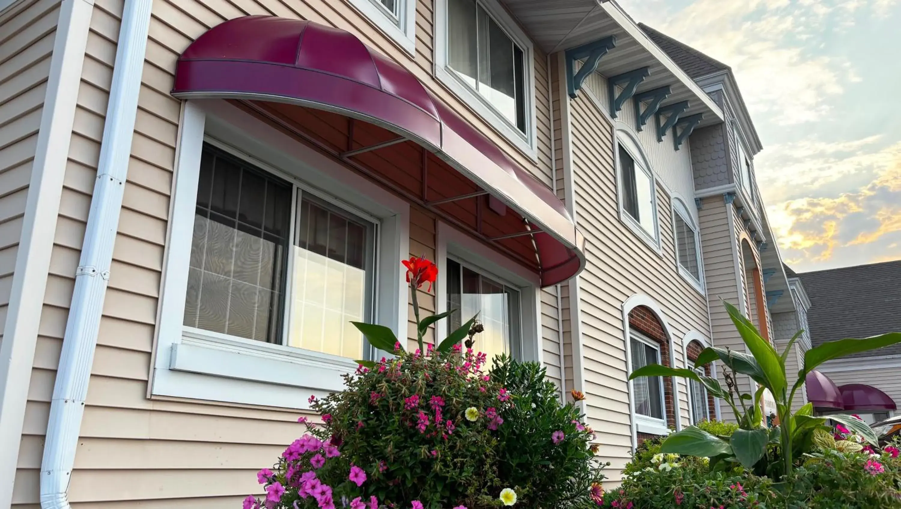 Property building in Magnuson Grand Pioneer Inn and Suites Property building in Magnuson Grand Pioneer Inn and Suites